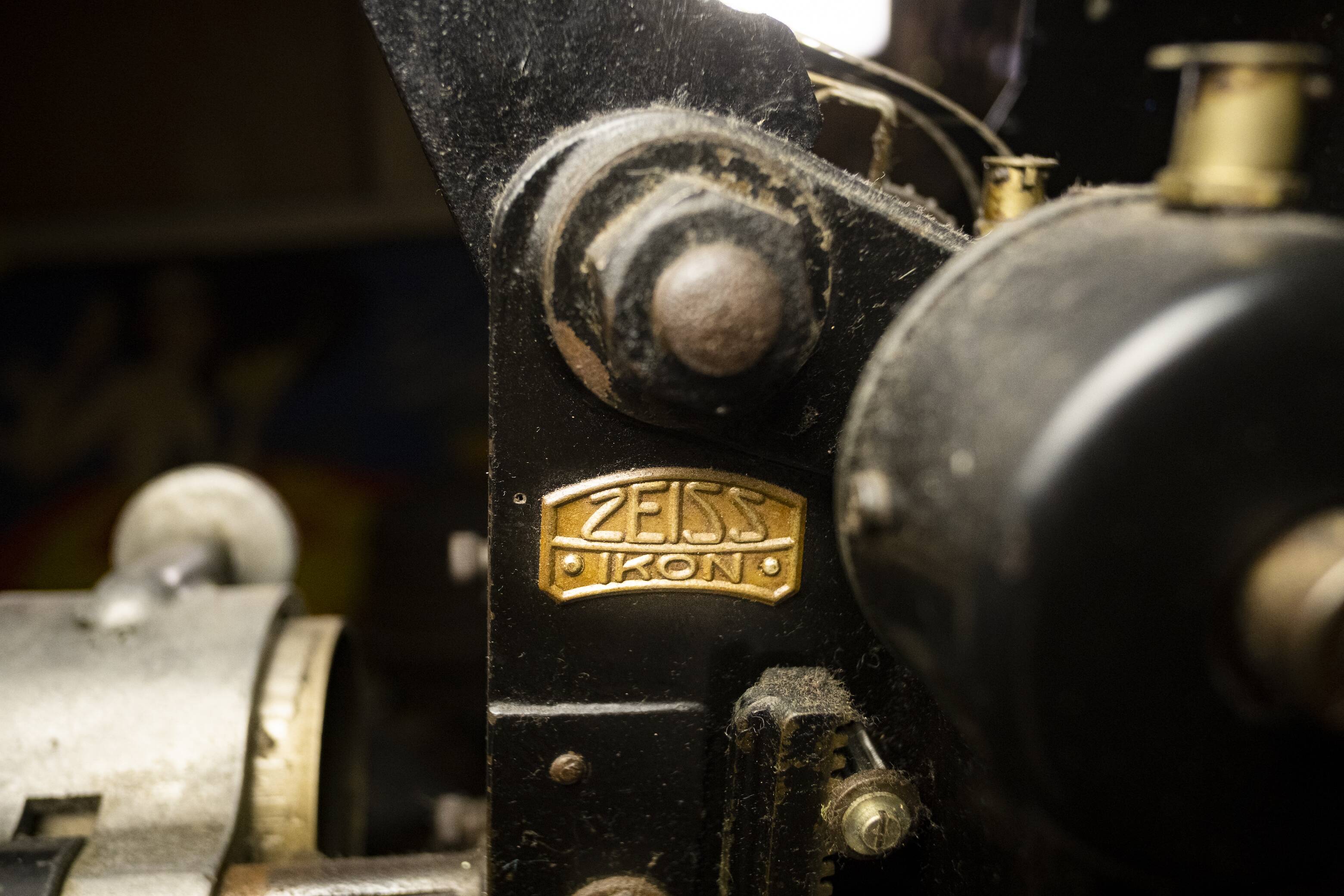 Antique cinema/theatre Film projector