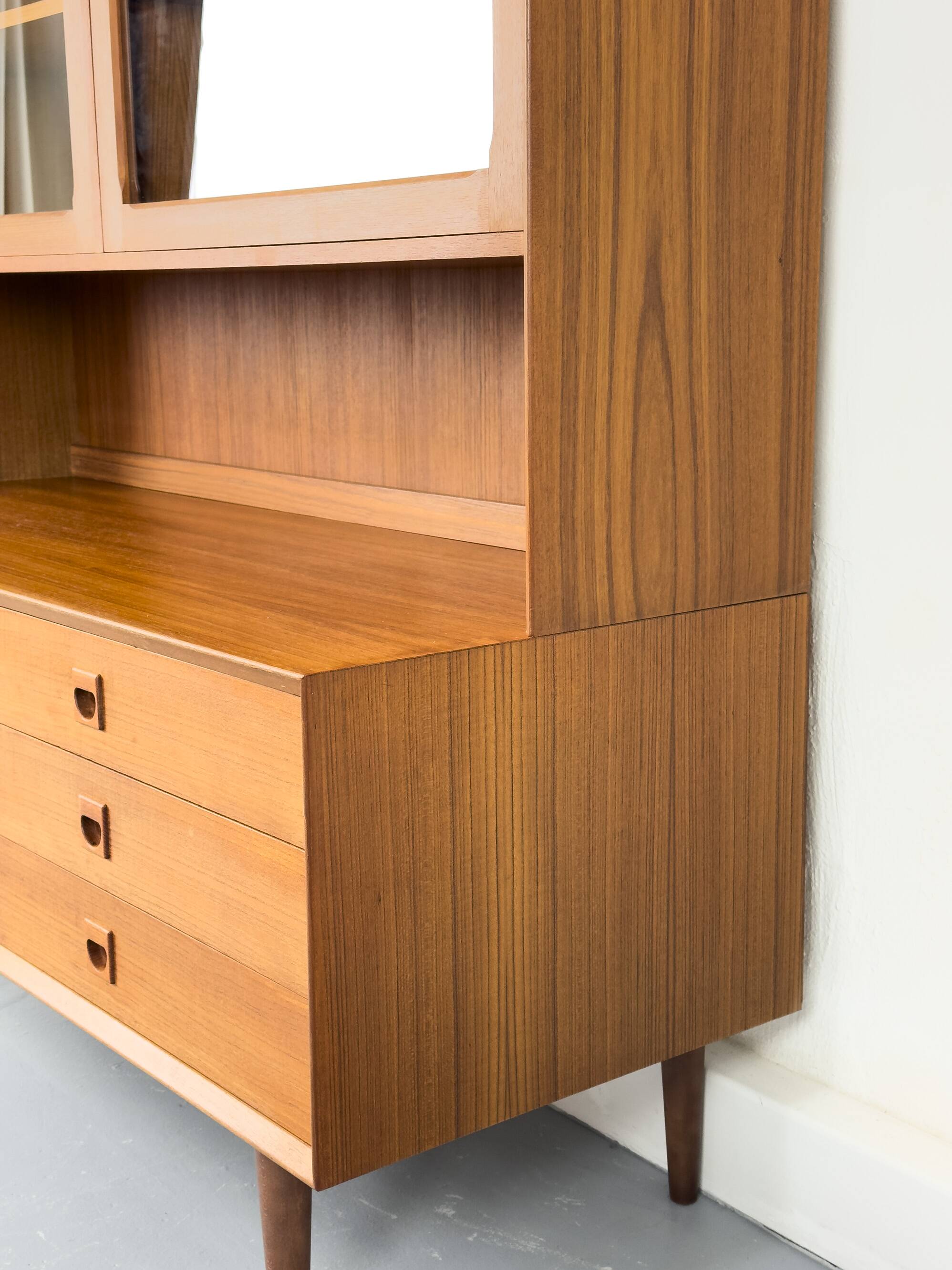 Buffet en teck avec portes en verre par Brouer Møbler, années 1960.