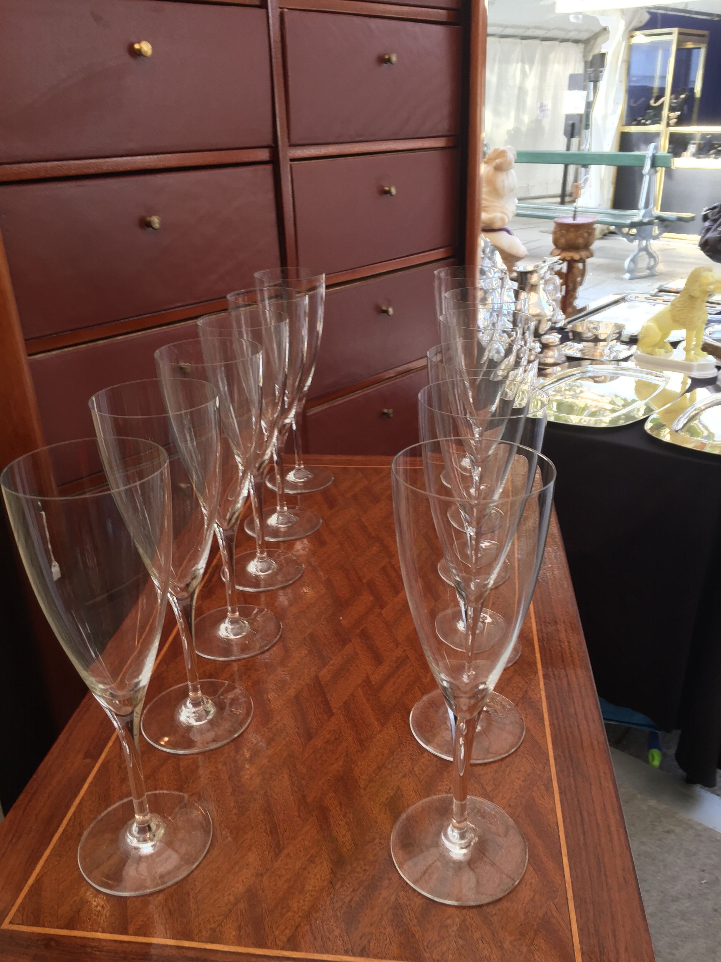 Service of 12 Baccarat champagne flutes.