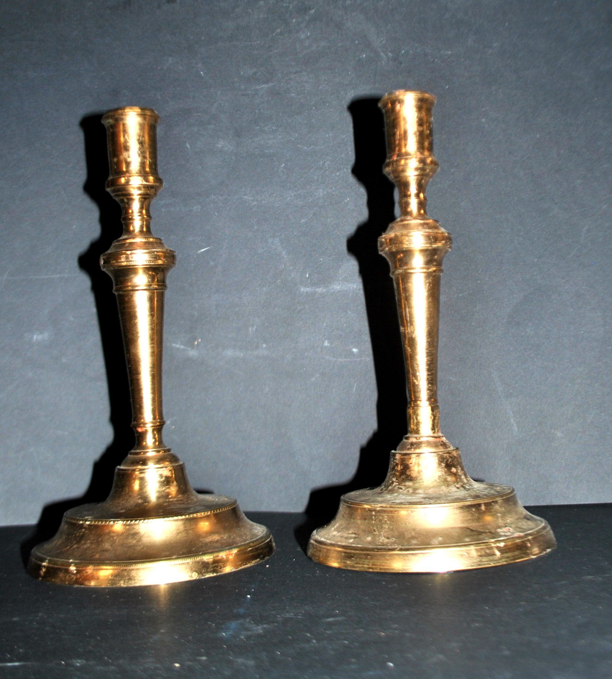 Set of 2 antique hand-chiselled gilded bronze candlesticks – Pair of 18th-century candle holders.