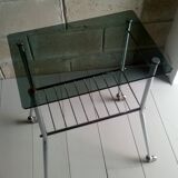 Table d'appoint pieds strings et plateau en verre fumé 1960