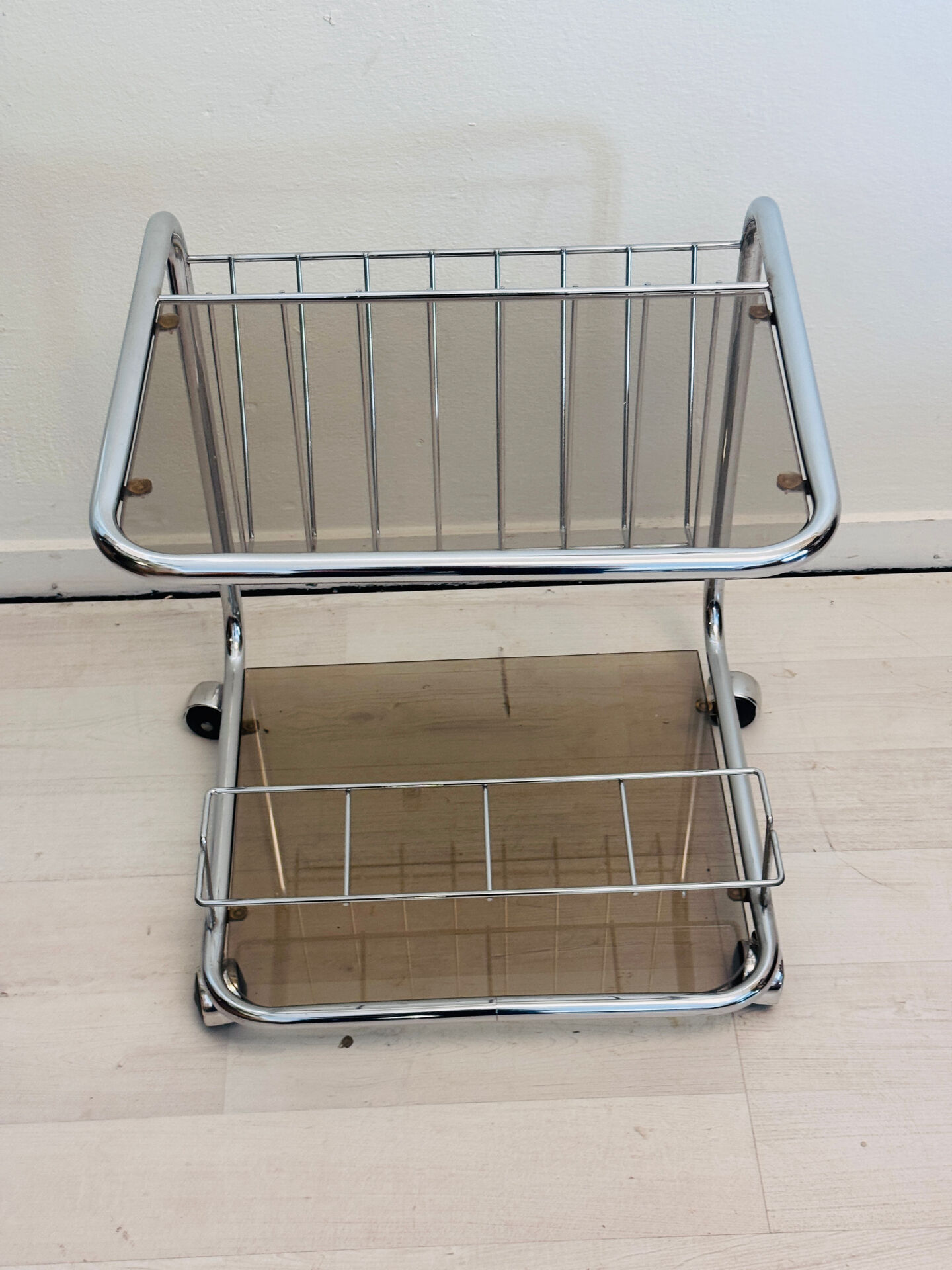 Chariot de bar vintage en cadre de tube chromé avec verre fumé des années 70