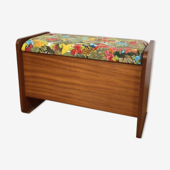 Storage bench with hinged lid