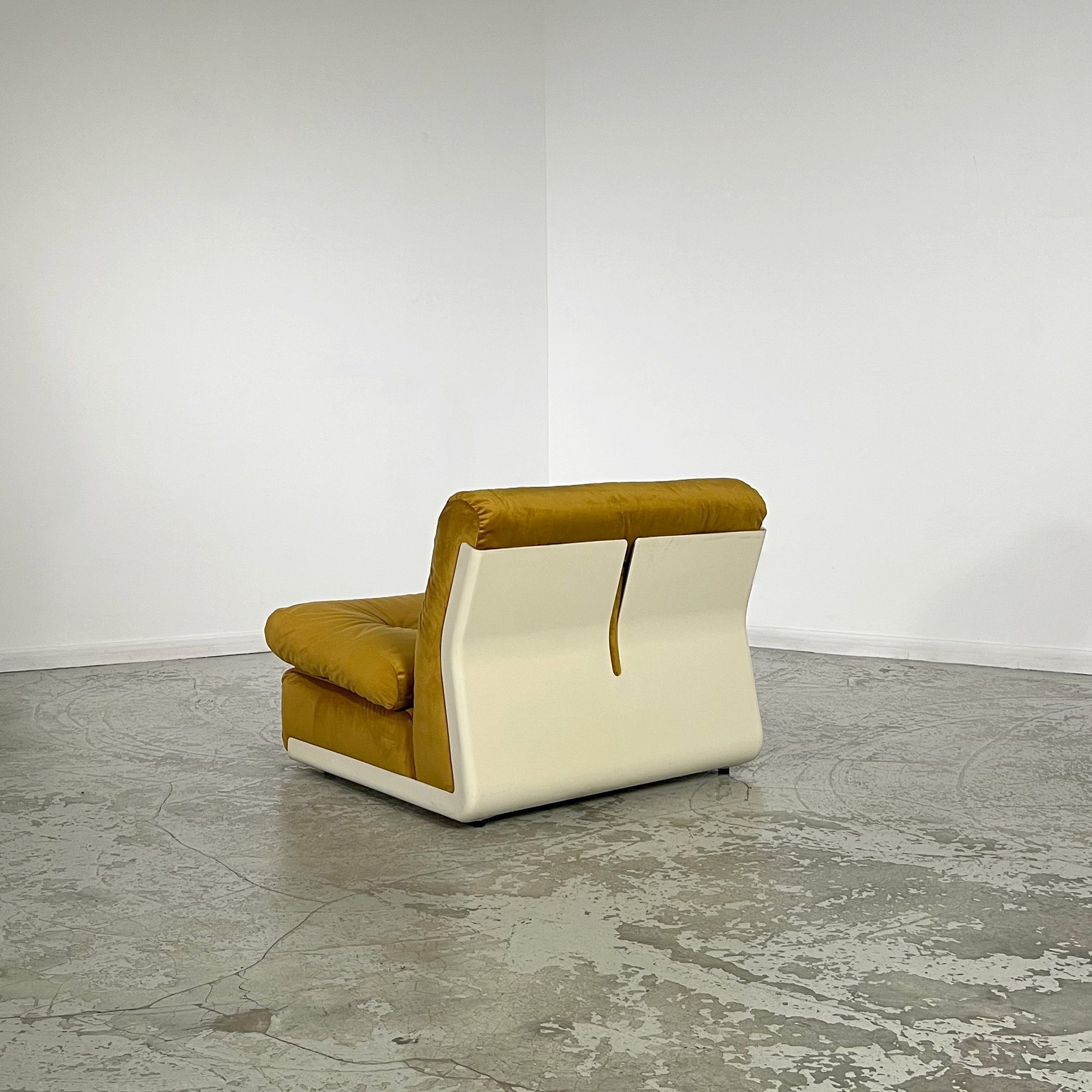 Pair of Amanta chauffeuses by Mario Bellini for B&B Italia 1960s