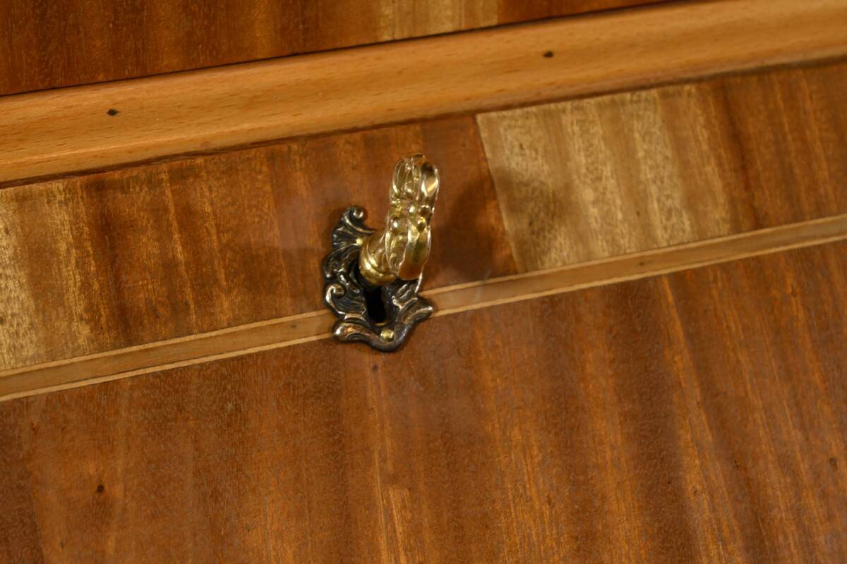 Scriban Showcase in Blond Mahogany, England – 1960