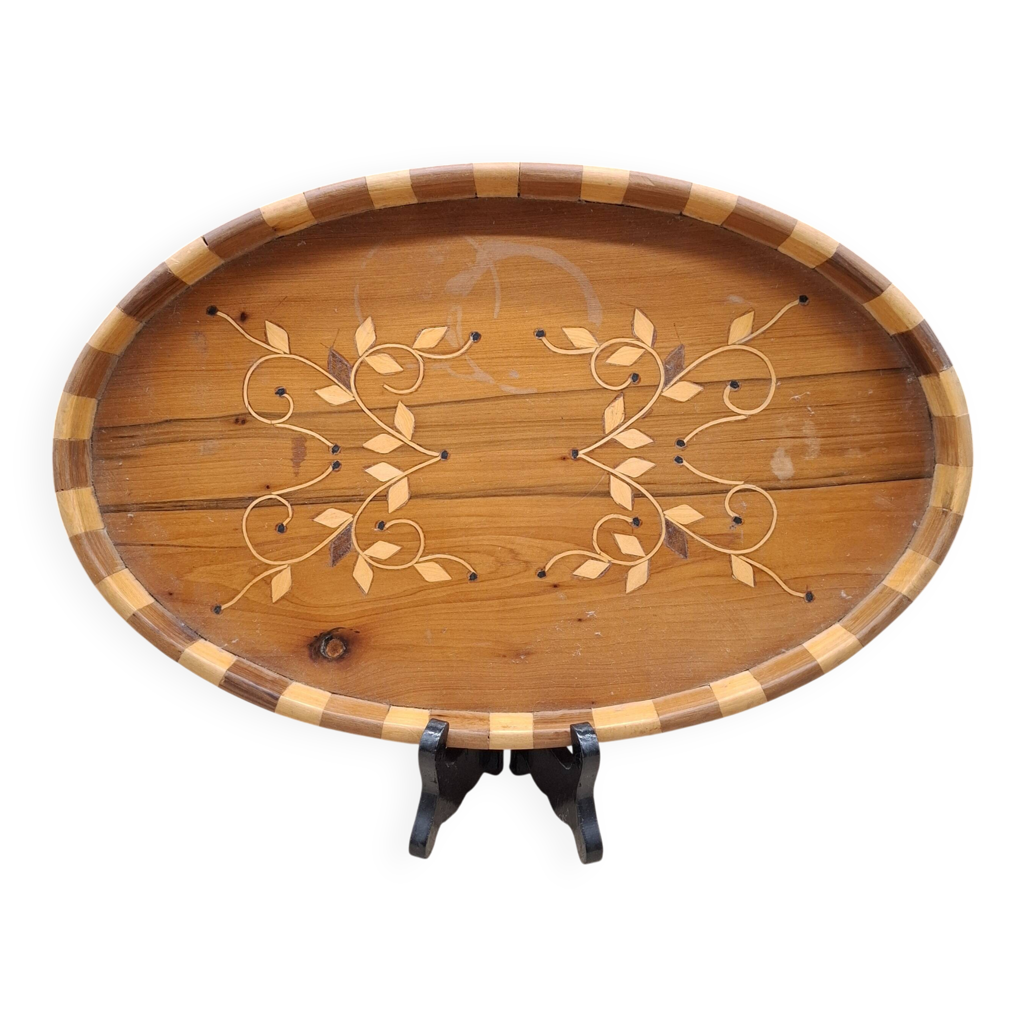 Oval wooden tray with flowers