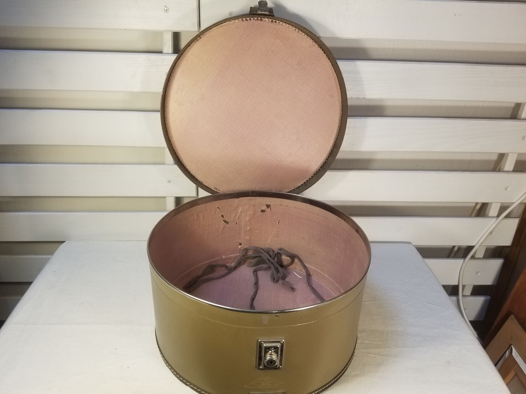 Vintage German Hat Box - Prima Hartplatte - Round and Green Khaki