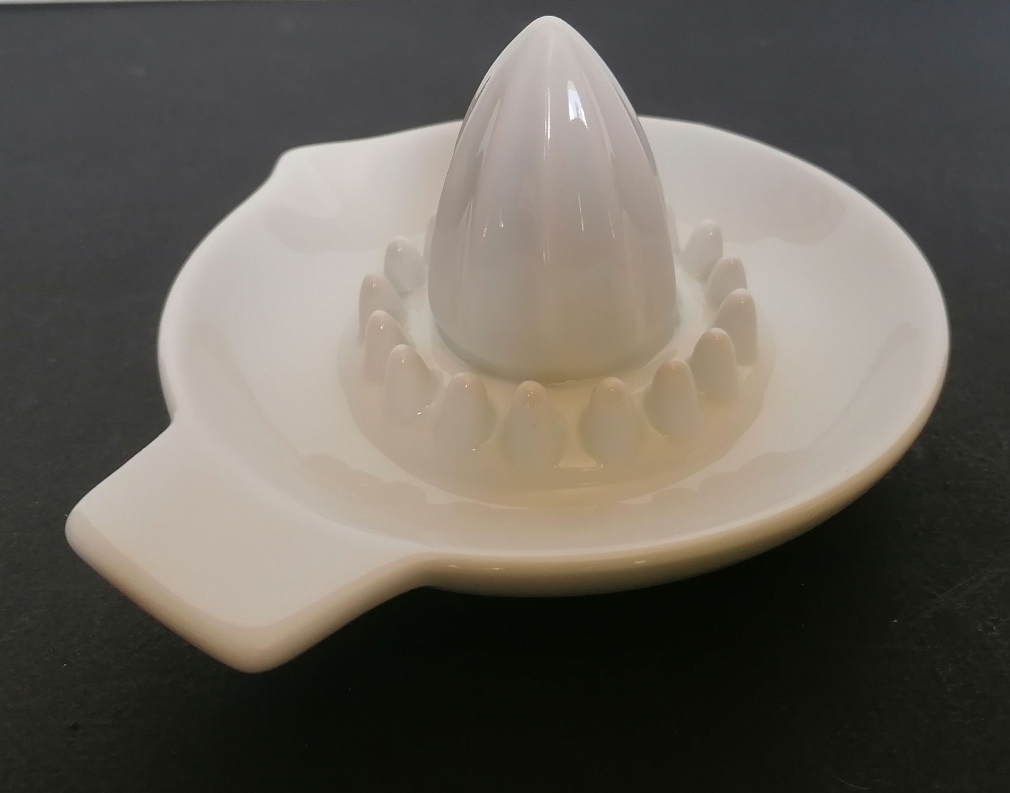 Presse agrume porcelaine blanche ancienne