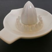 Presse agrume porcelaine blanche ancienne