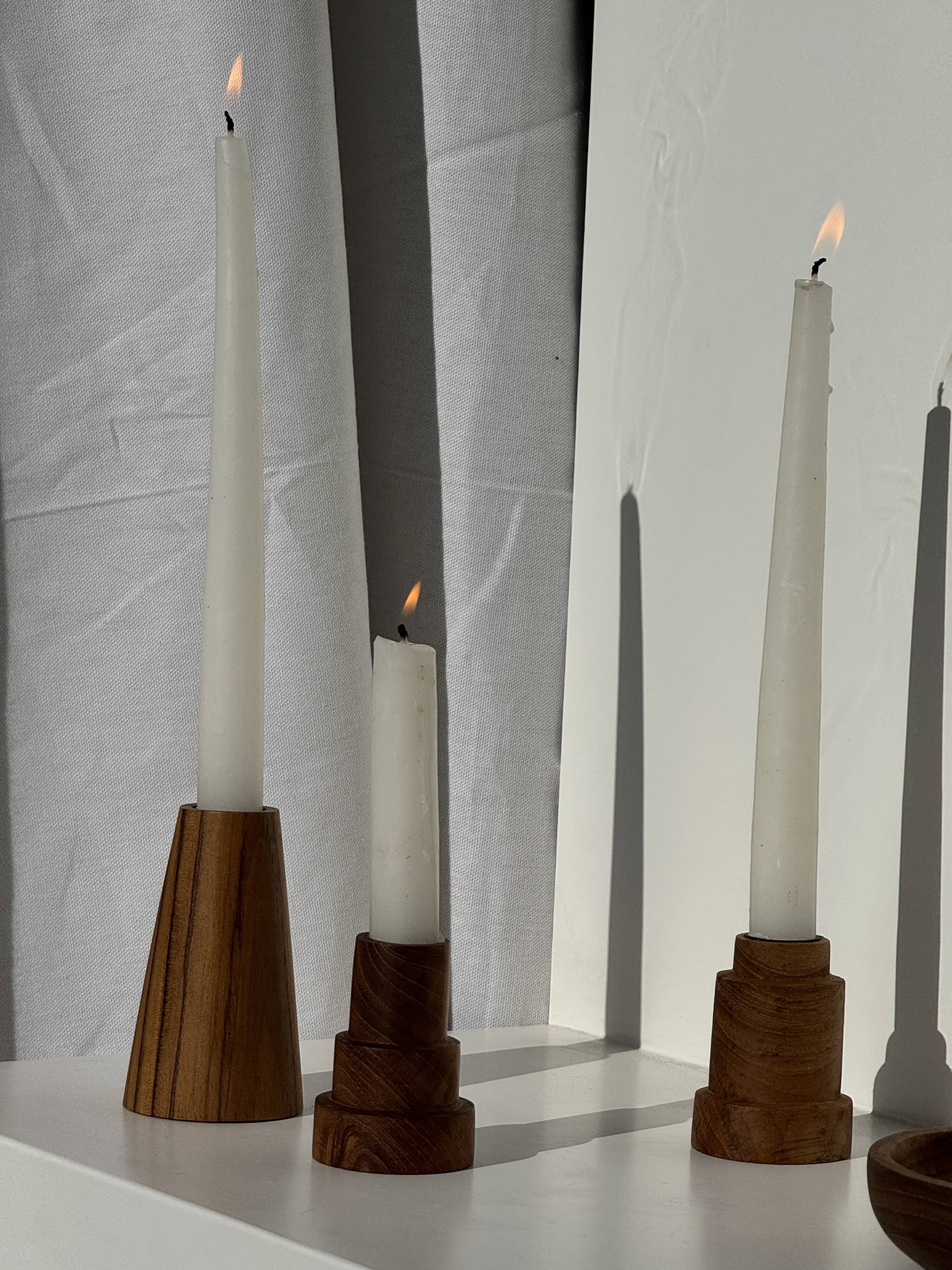 Pyramidal circular teak monoxyle candlestick H7 D5