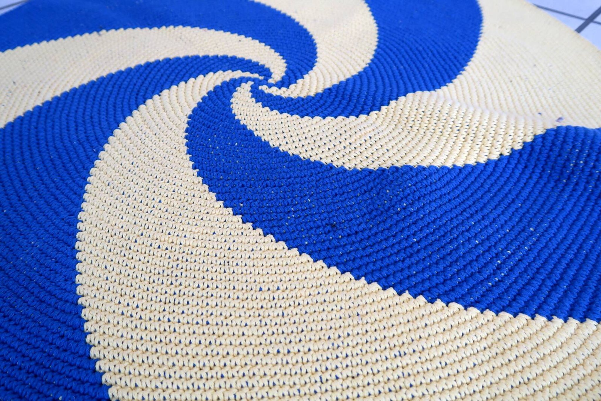 Tapis contemporain ora tressé en coton (77cm), édition unique