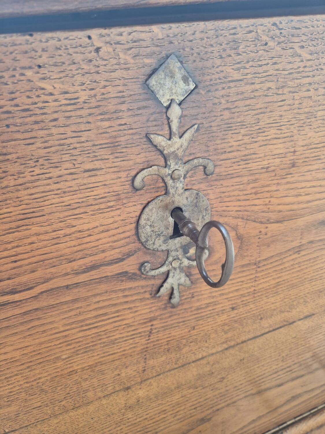 Late 19th century oak laundry chest