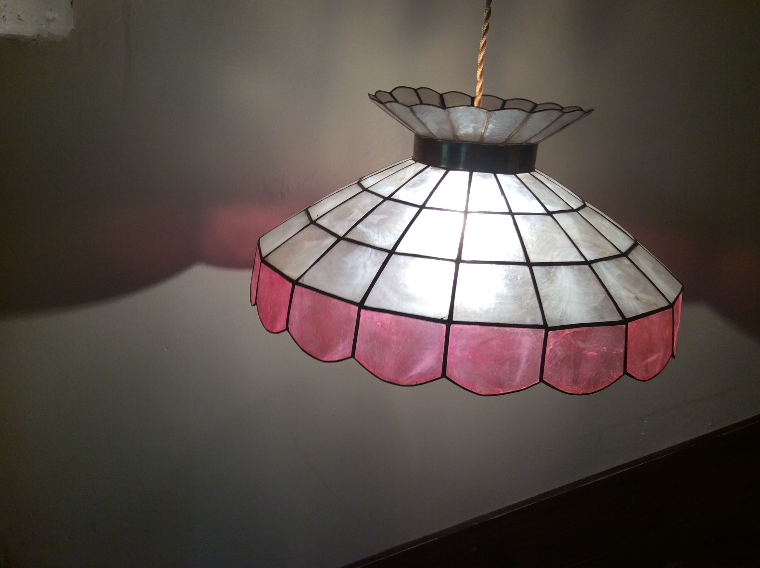 Mother-of-pearl suspension