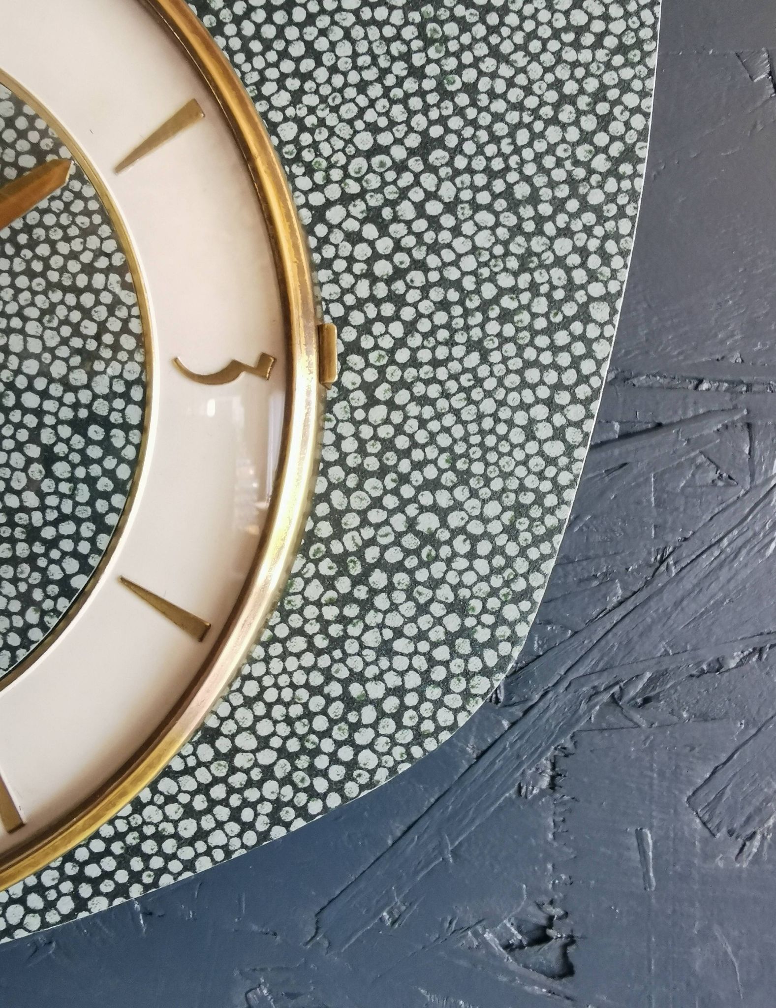 Horloge formica vintage pendule murale silencieuse asymétrique "Vert doré ronds"