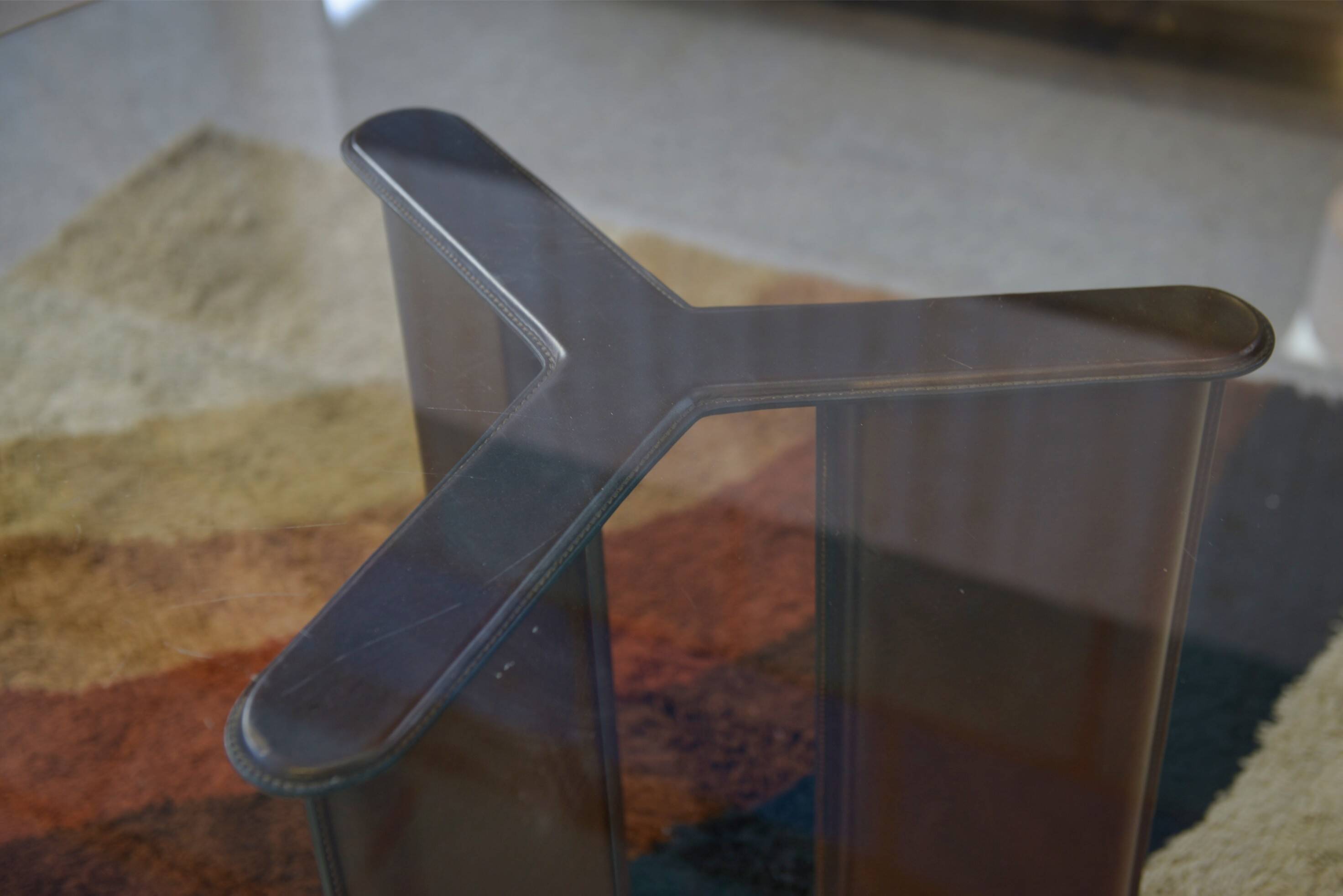 Circular table by Tito Agnoli for Matteo Grassi, base covered in brown leather, 1970s.