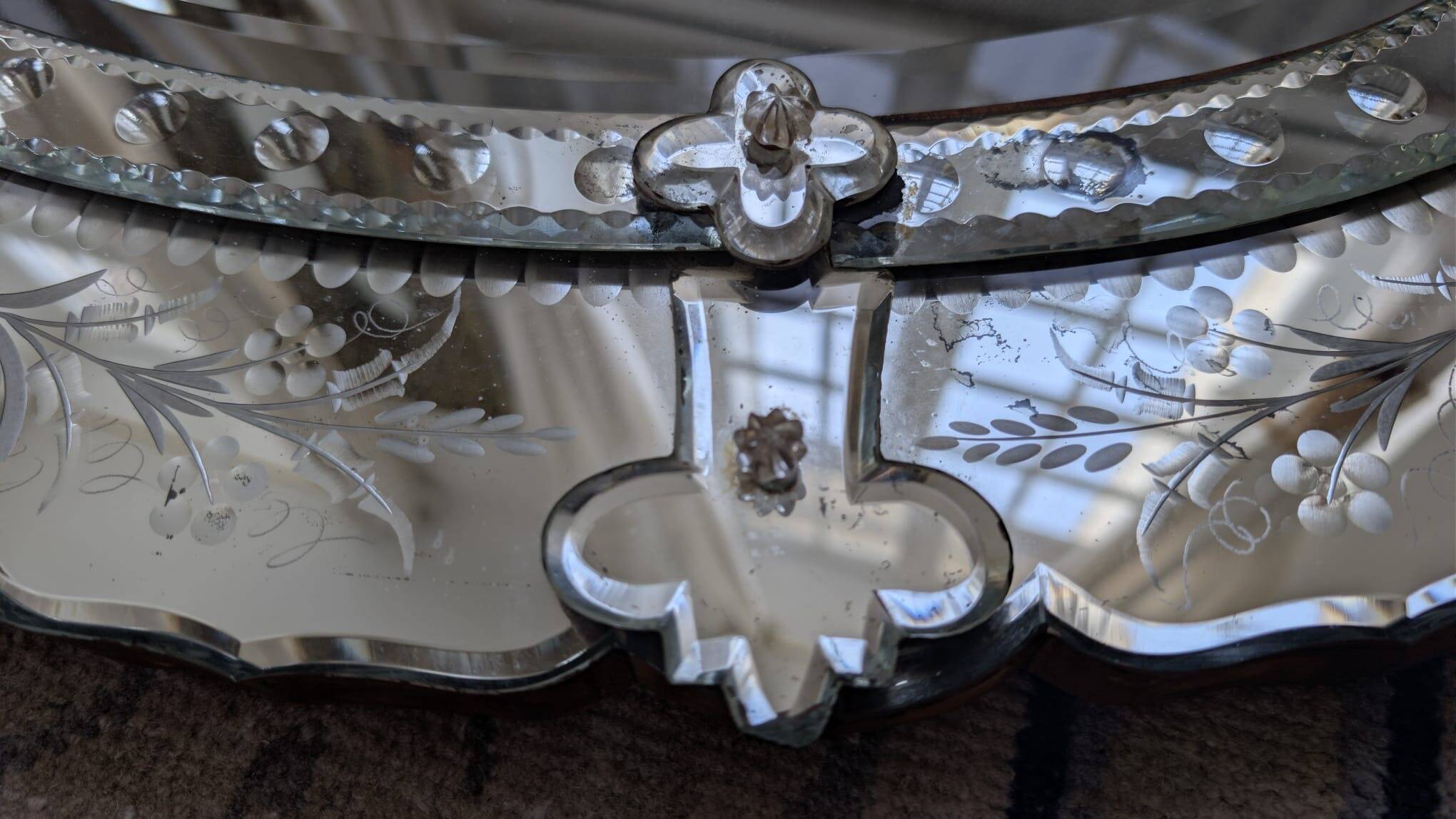Grand venetian mirror from 1890 in excellent condition