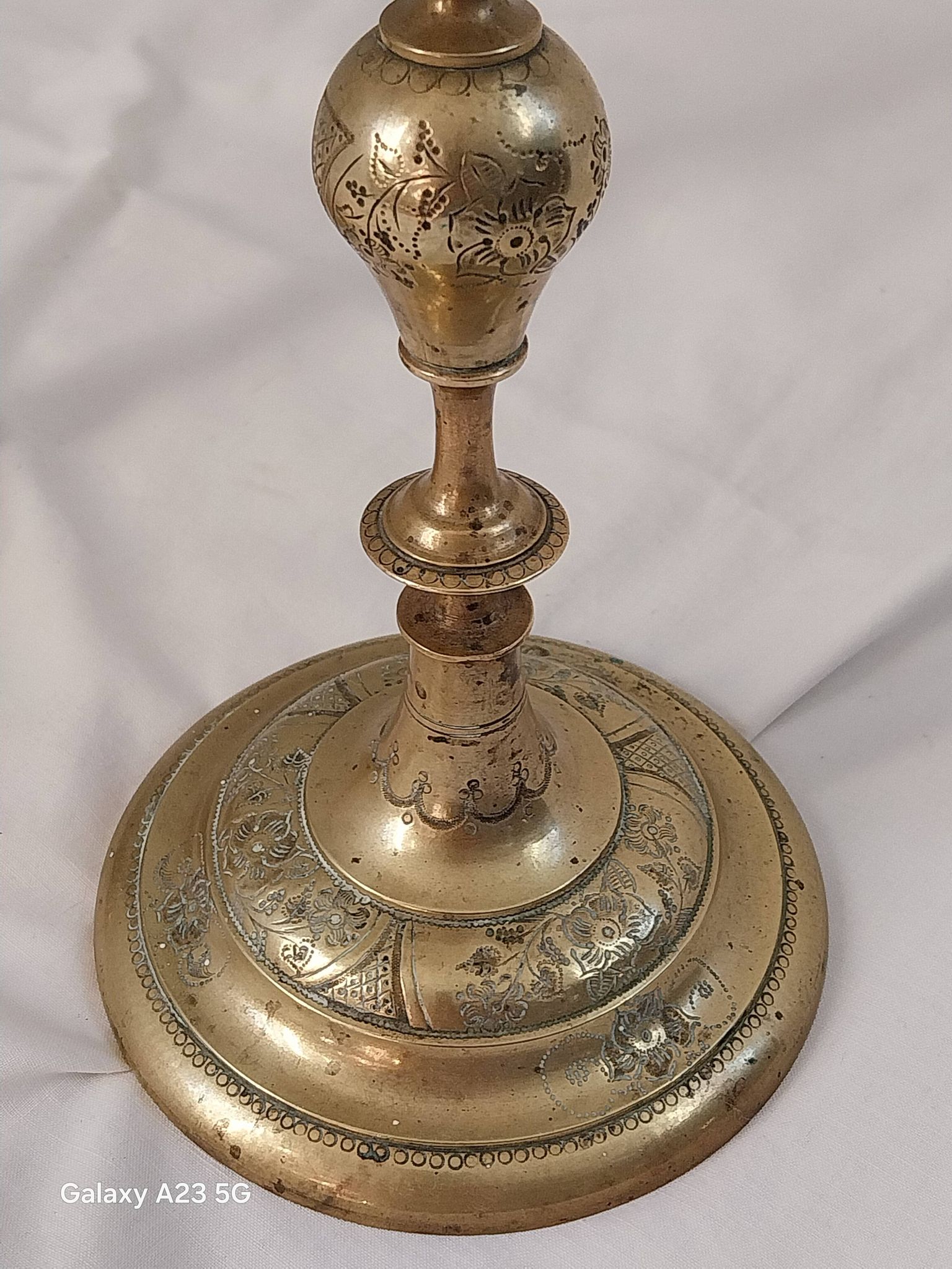 Paire de candélabres en laiton ciselé. Artisanat suédois XX siècle