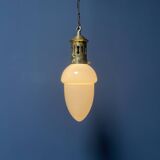 Lampe à suspension en verre opalin avec élégante monture en laiton