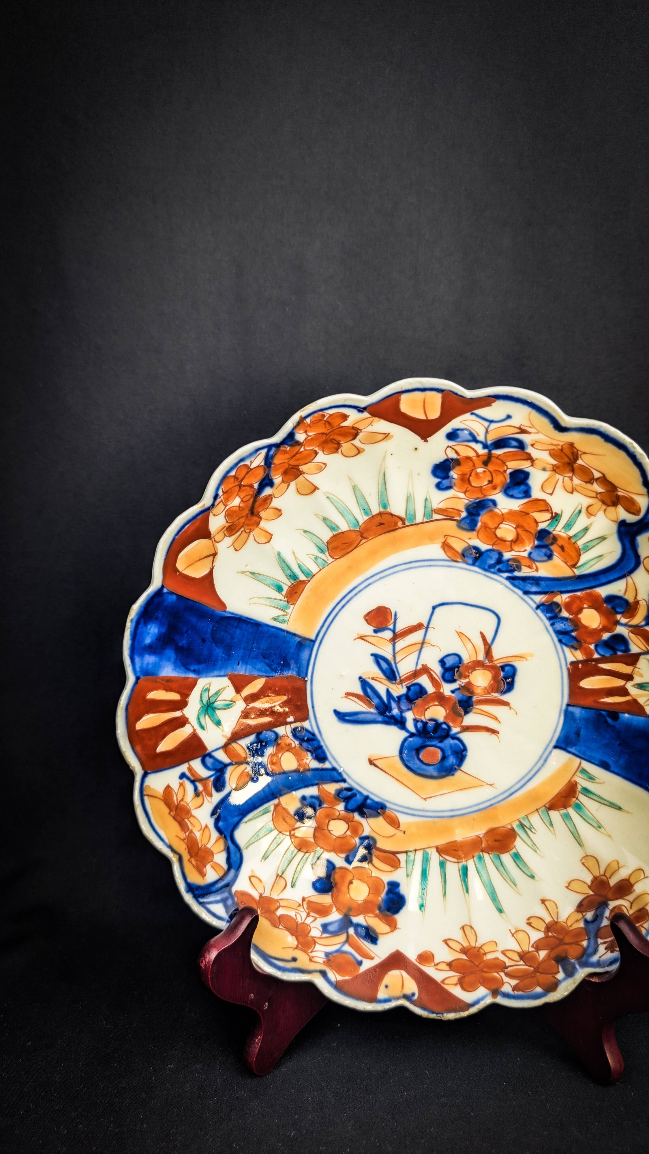 Imari porcelain plate with Japanese-style floral decoration, late 19th century