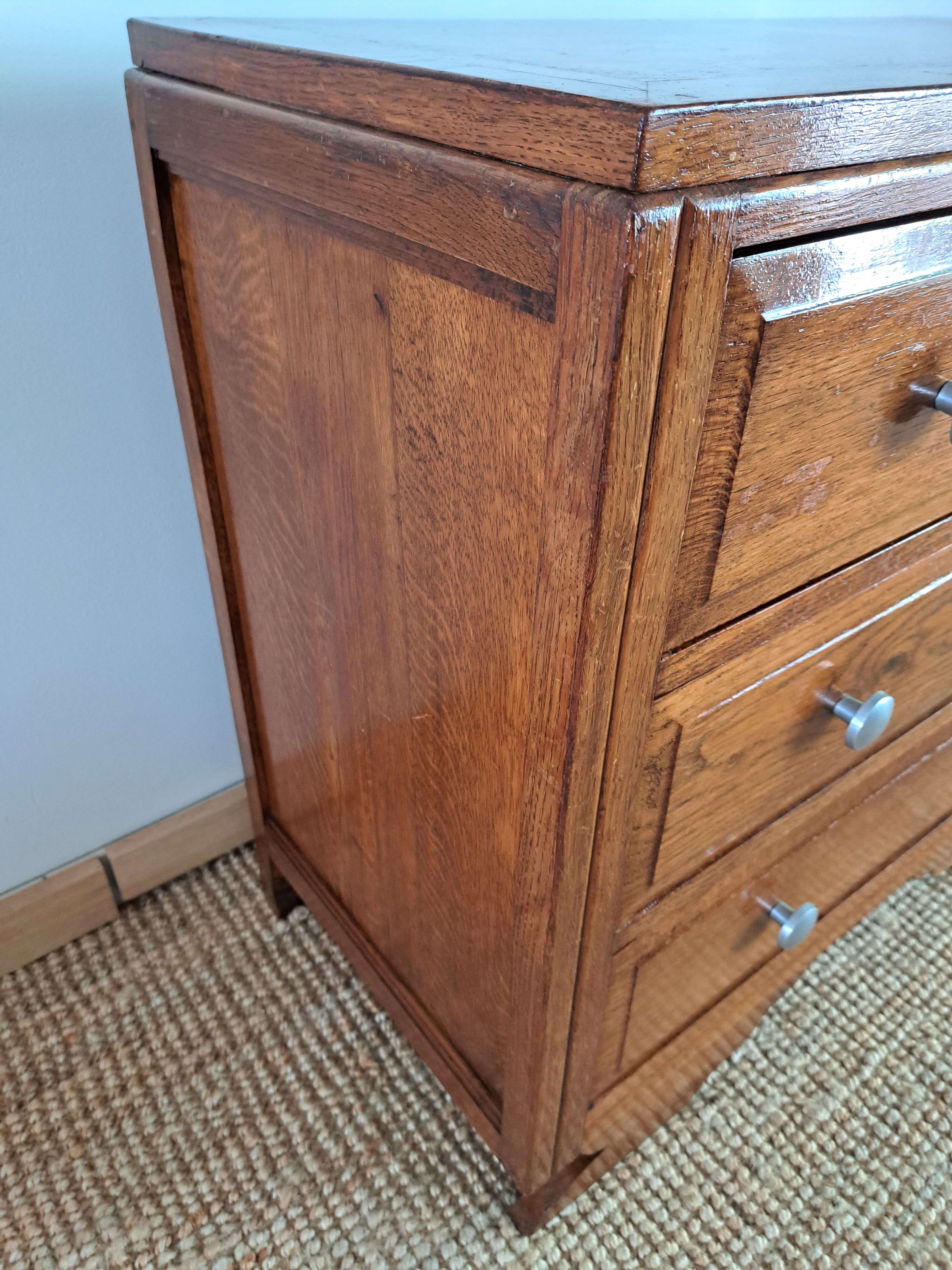 Oak chest of drawers from the 1950s.