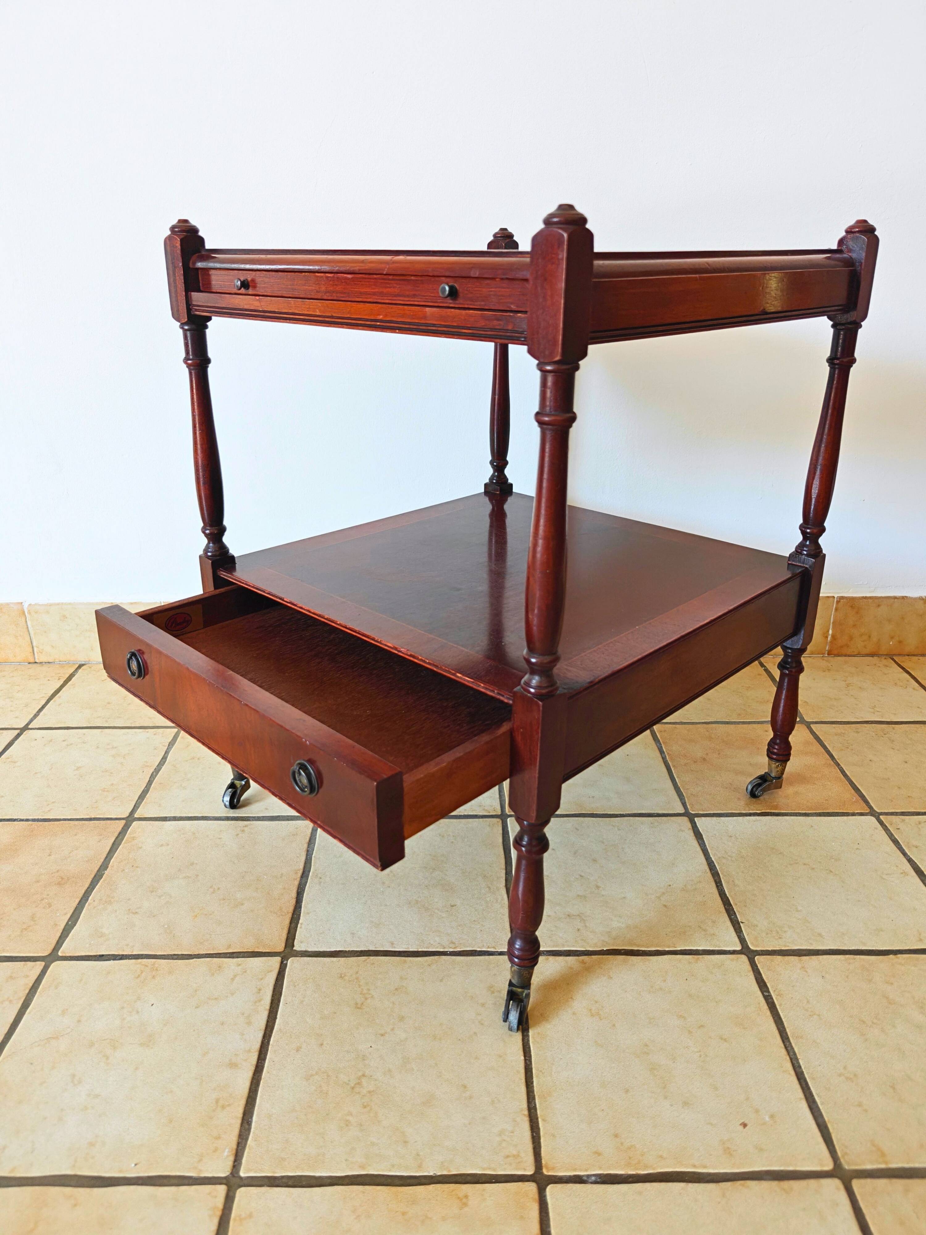 Table d'appoint en if par Bradley England