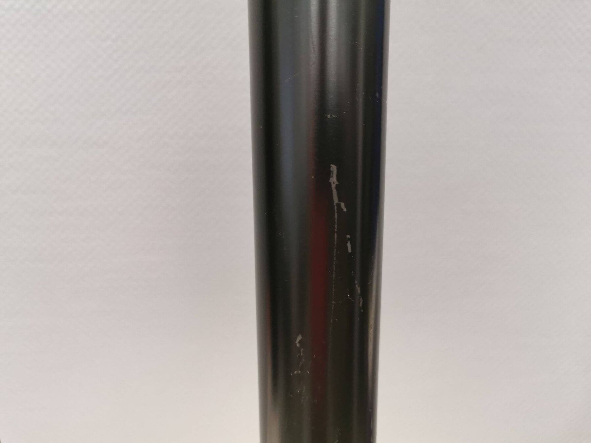Two cylinder-shaped hanging lamps in black lacquer