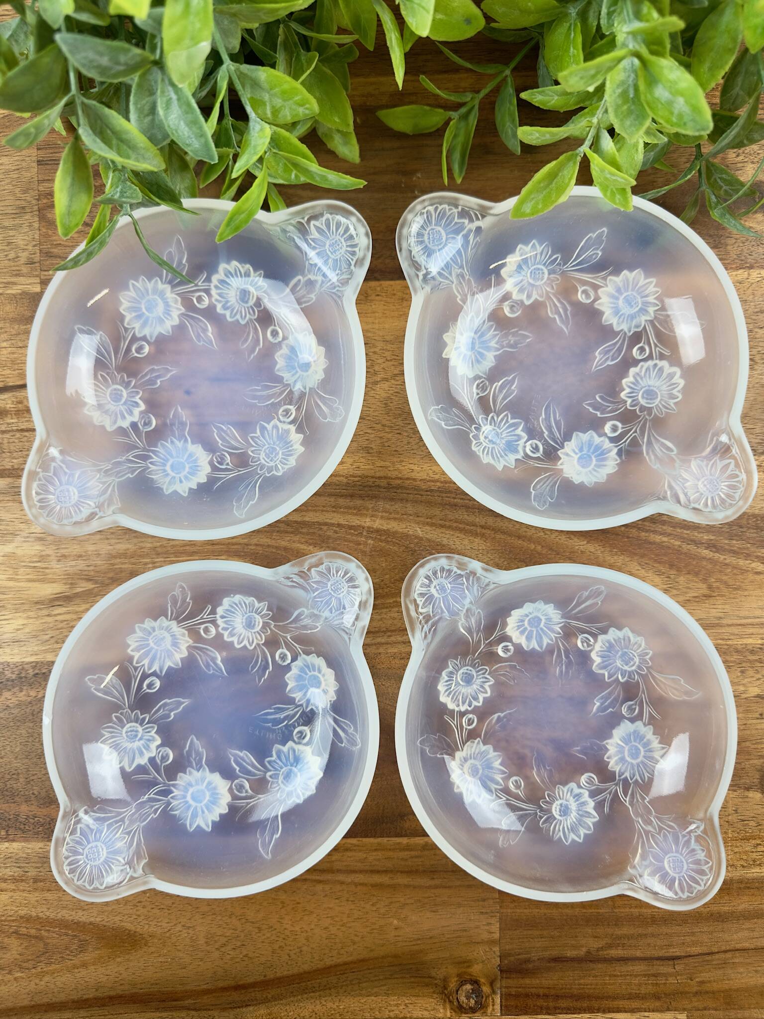 Set of 4 Art Deco bowls model DAHLIA – moulded glass signed ETLING