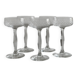 5 verres à pied à cocktail en verre ciselé.