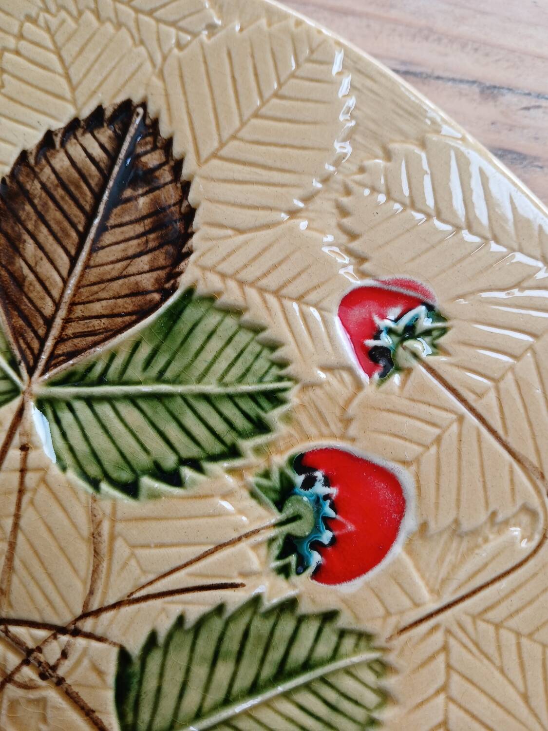 Strawberry pattern slip dish