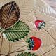 Plat en barbotine motif fraisiers
