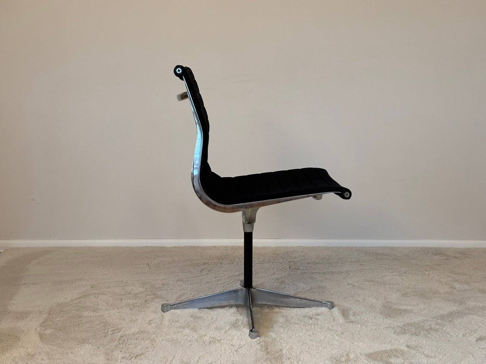 Model EA 105 aluminium swivel chair by Eames for Herman Miller, 1970s