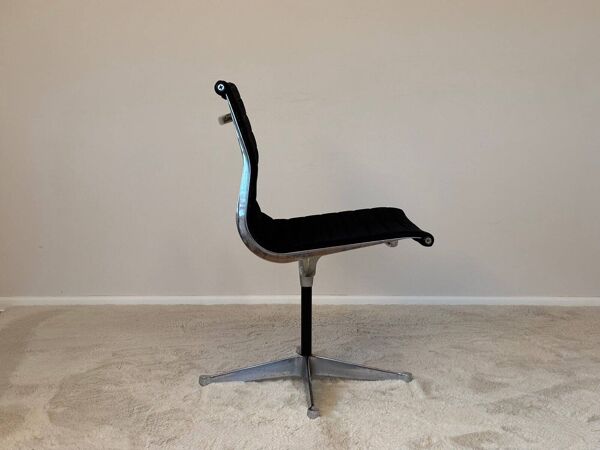 Chaise pivotante en aluminium modèle EA 105 par Eames pour Herman Miller, années 1970.