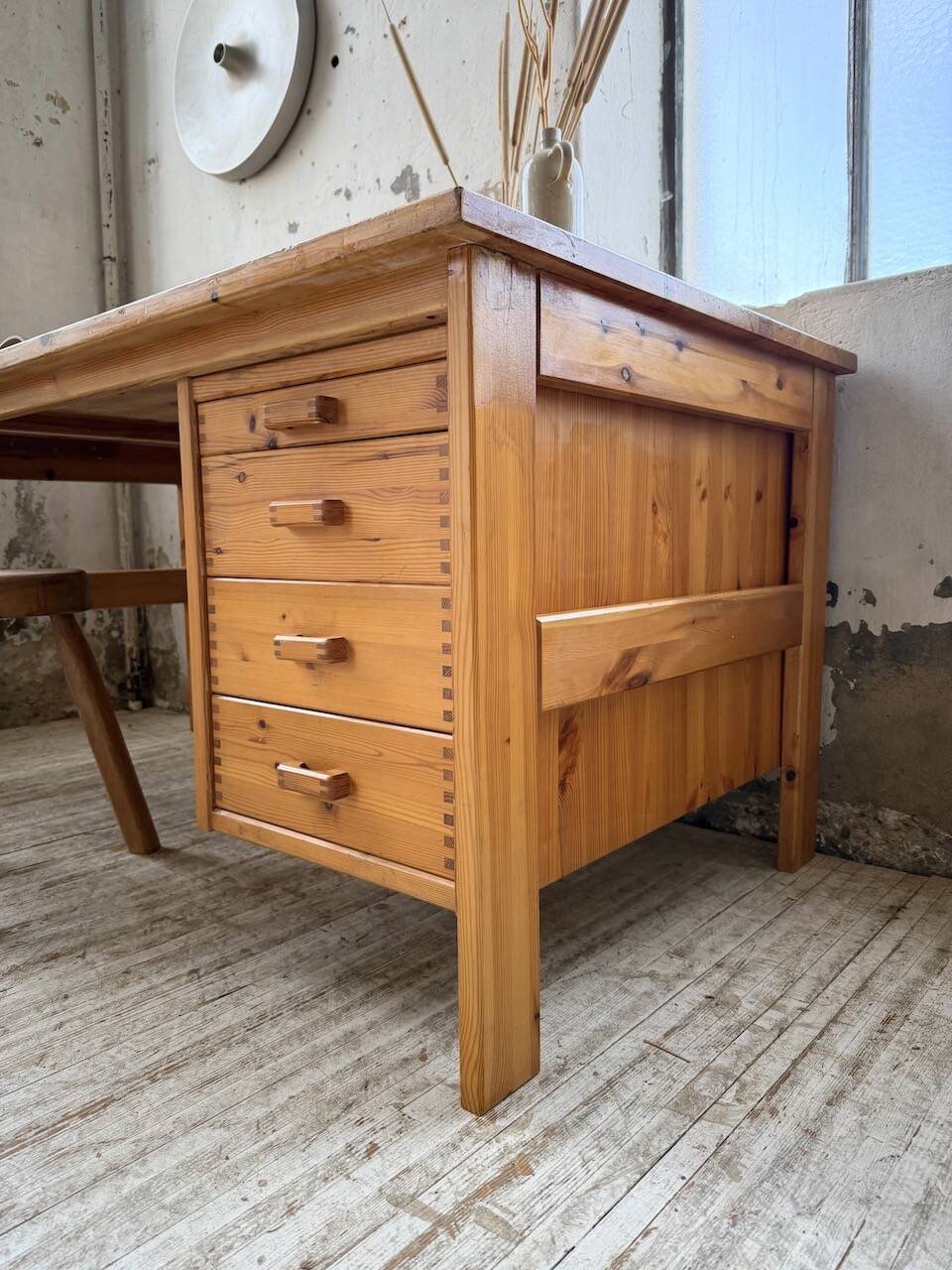 Bureau pin suédois style aperldoon 1970