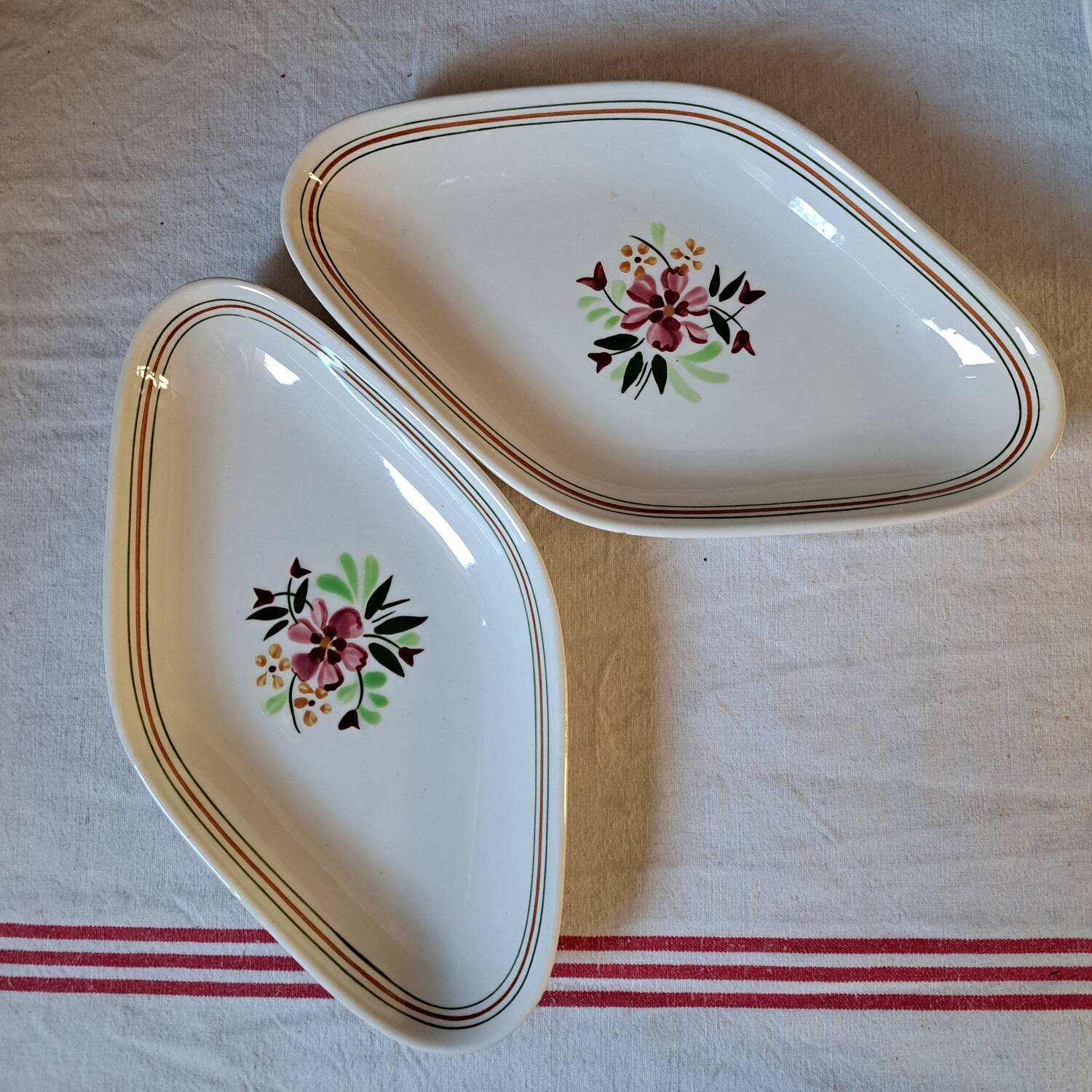 Set of 8 hand-painted dinner plates