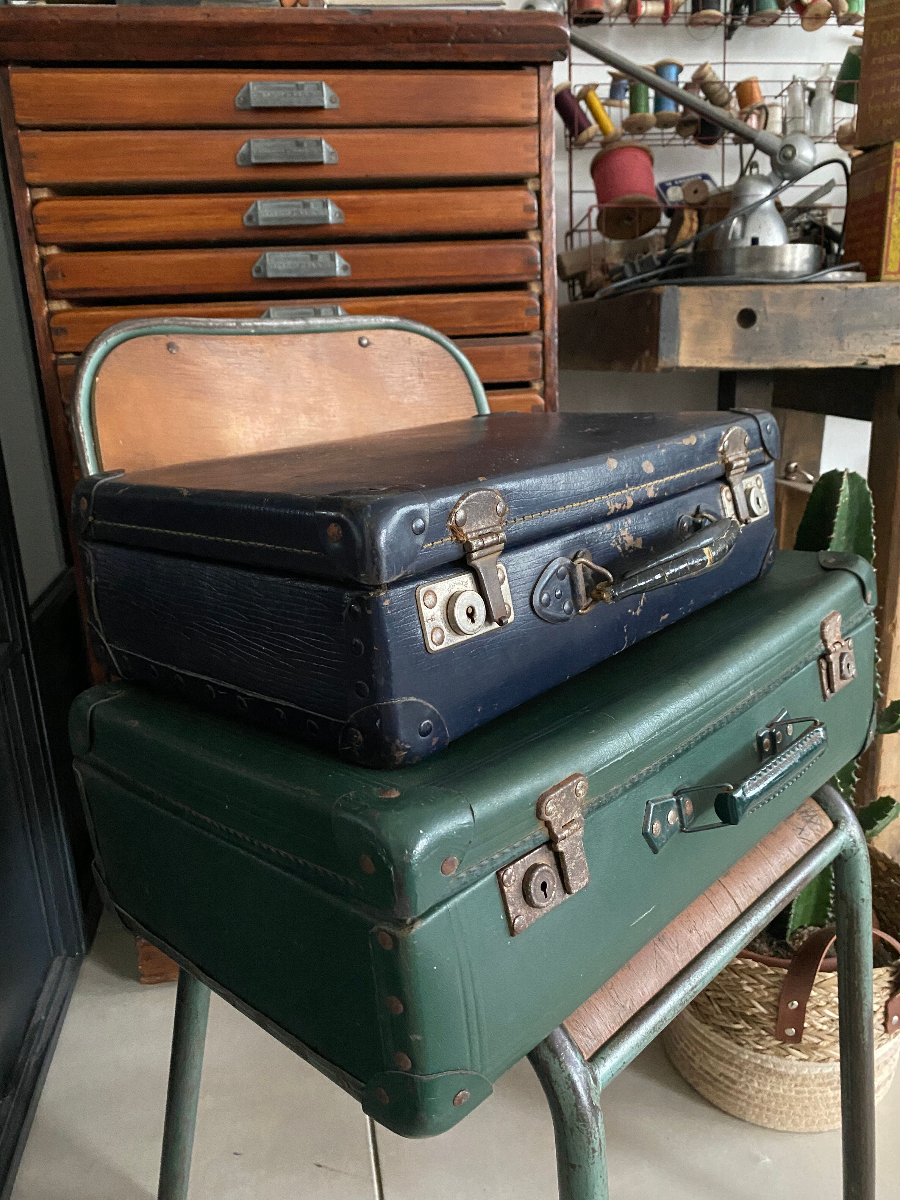 Set of 2 vintage suitcases