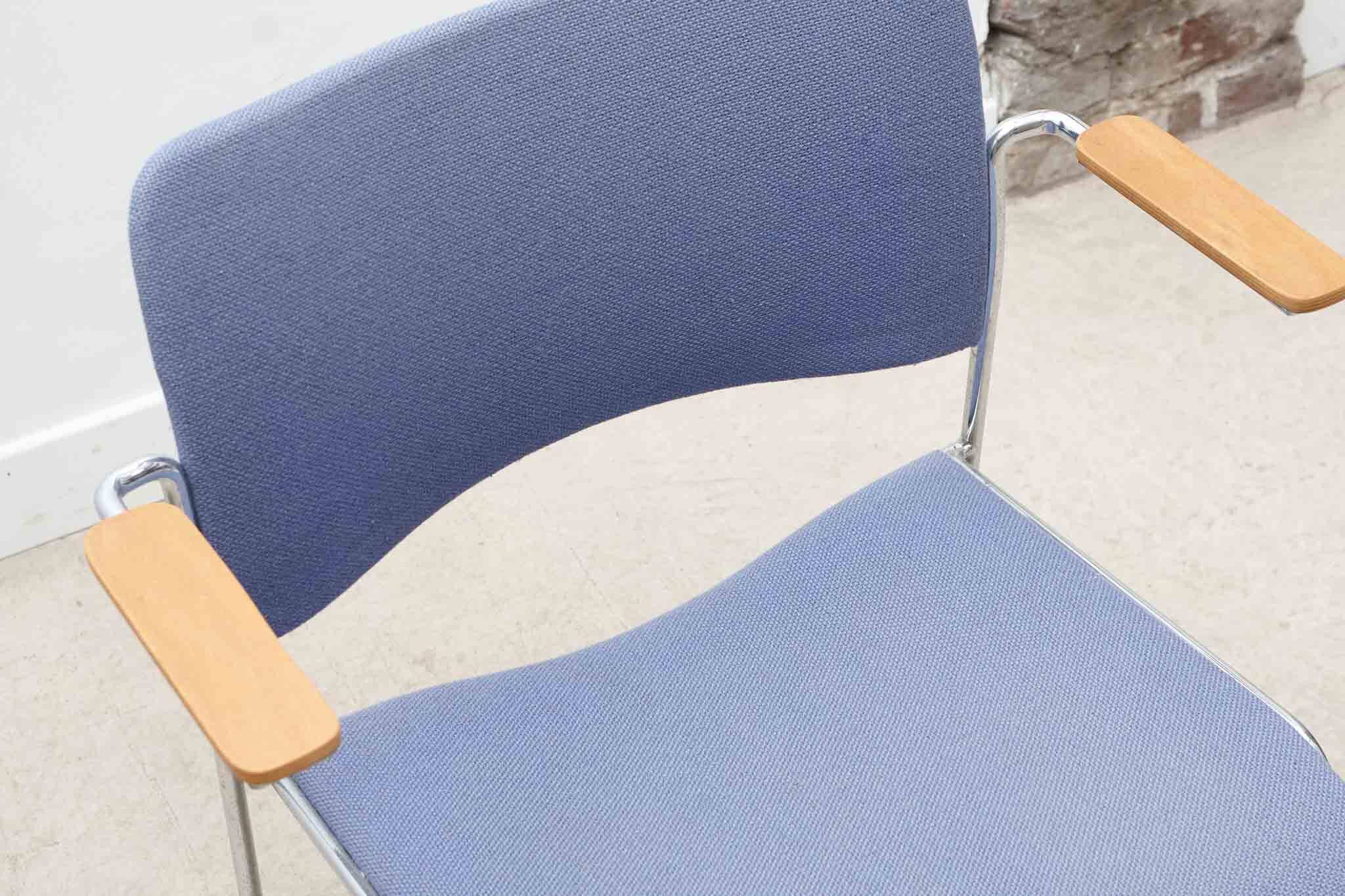Chaise Howe 4/40 accoudoirs bleue et chrome par David Rowland