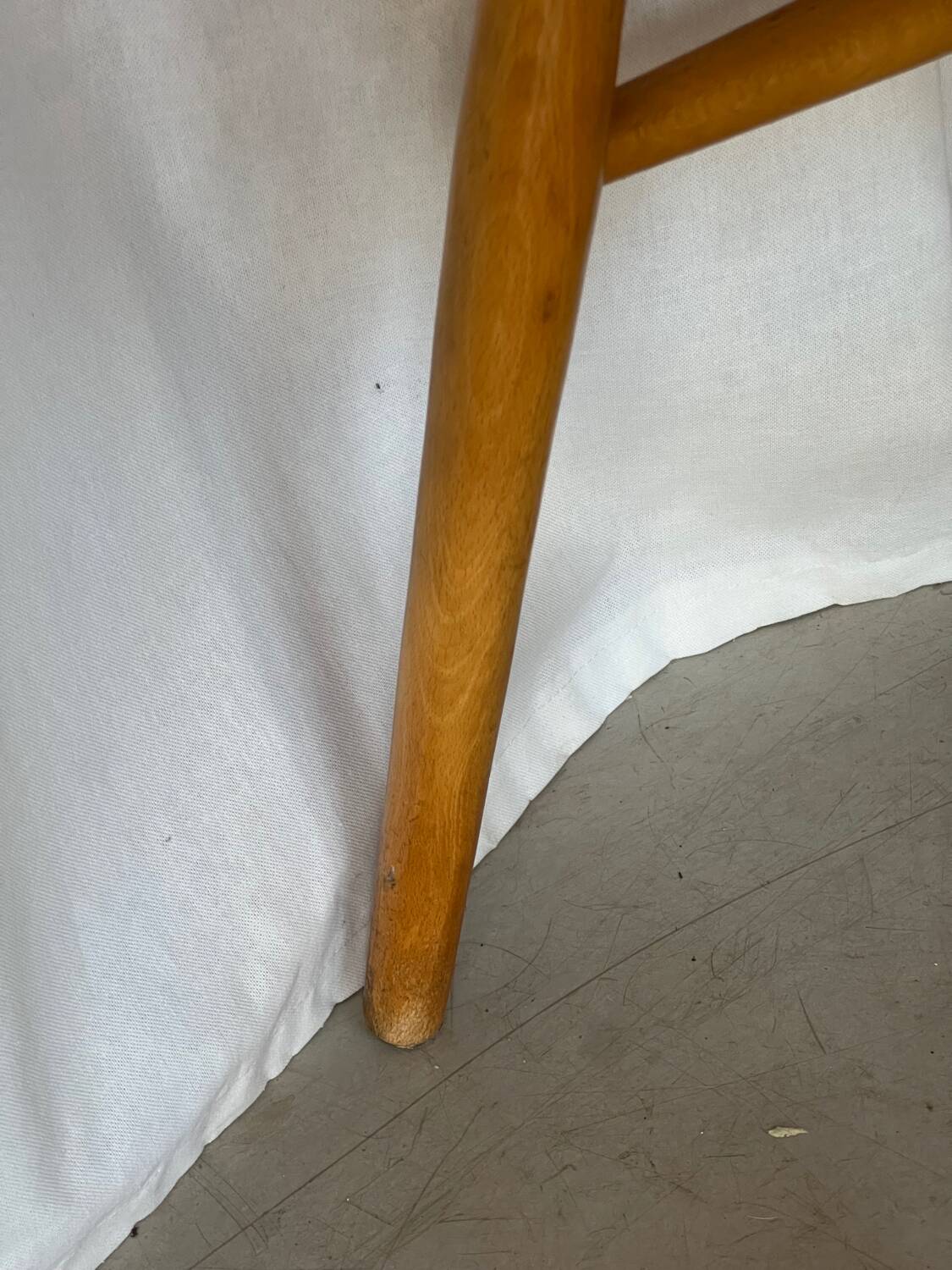 Paire de chaises scandinaves en bois clair