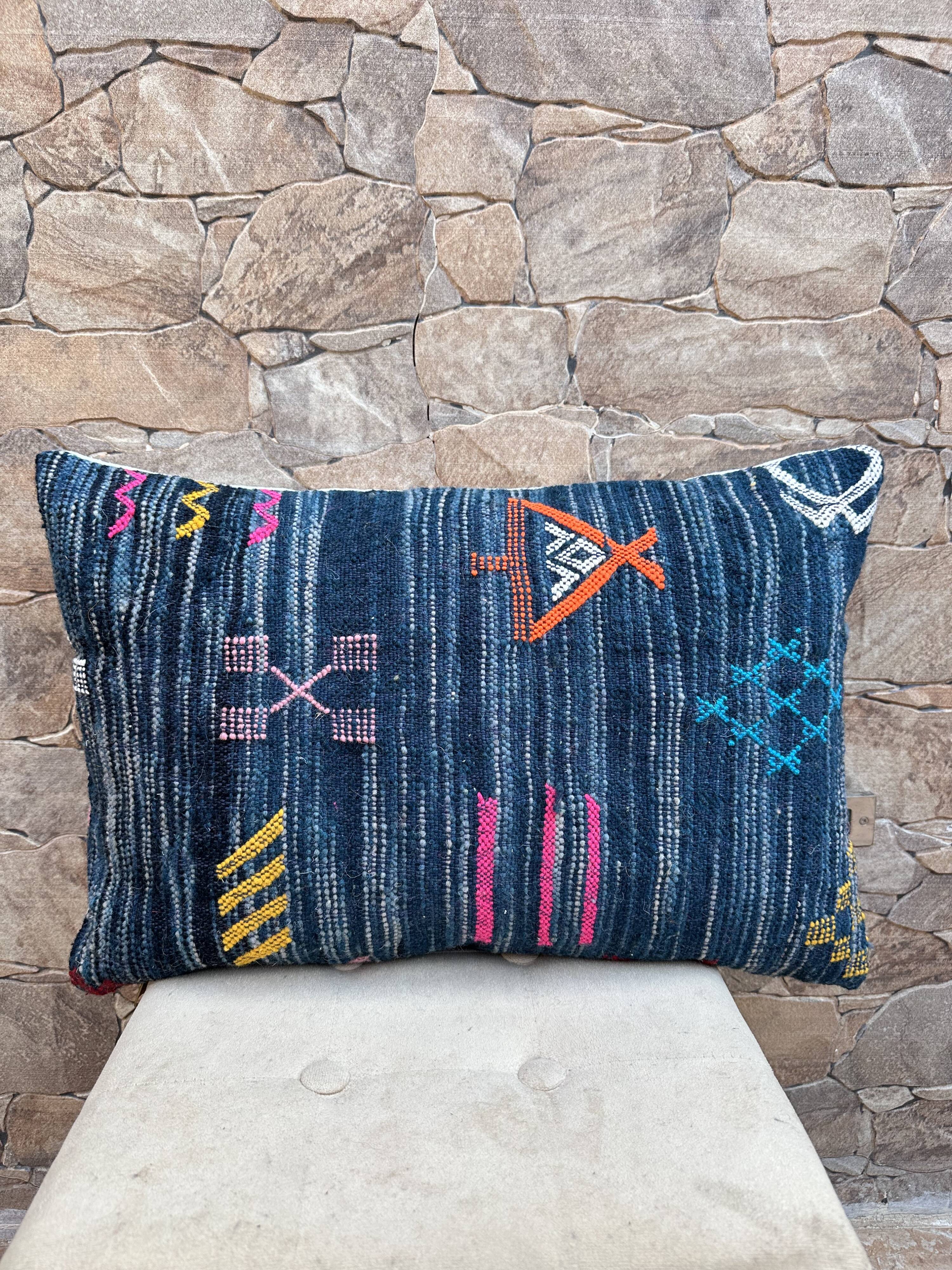 Handmade Moroccan Kilim cushion cover: Bohemian decorative cushion