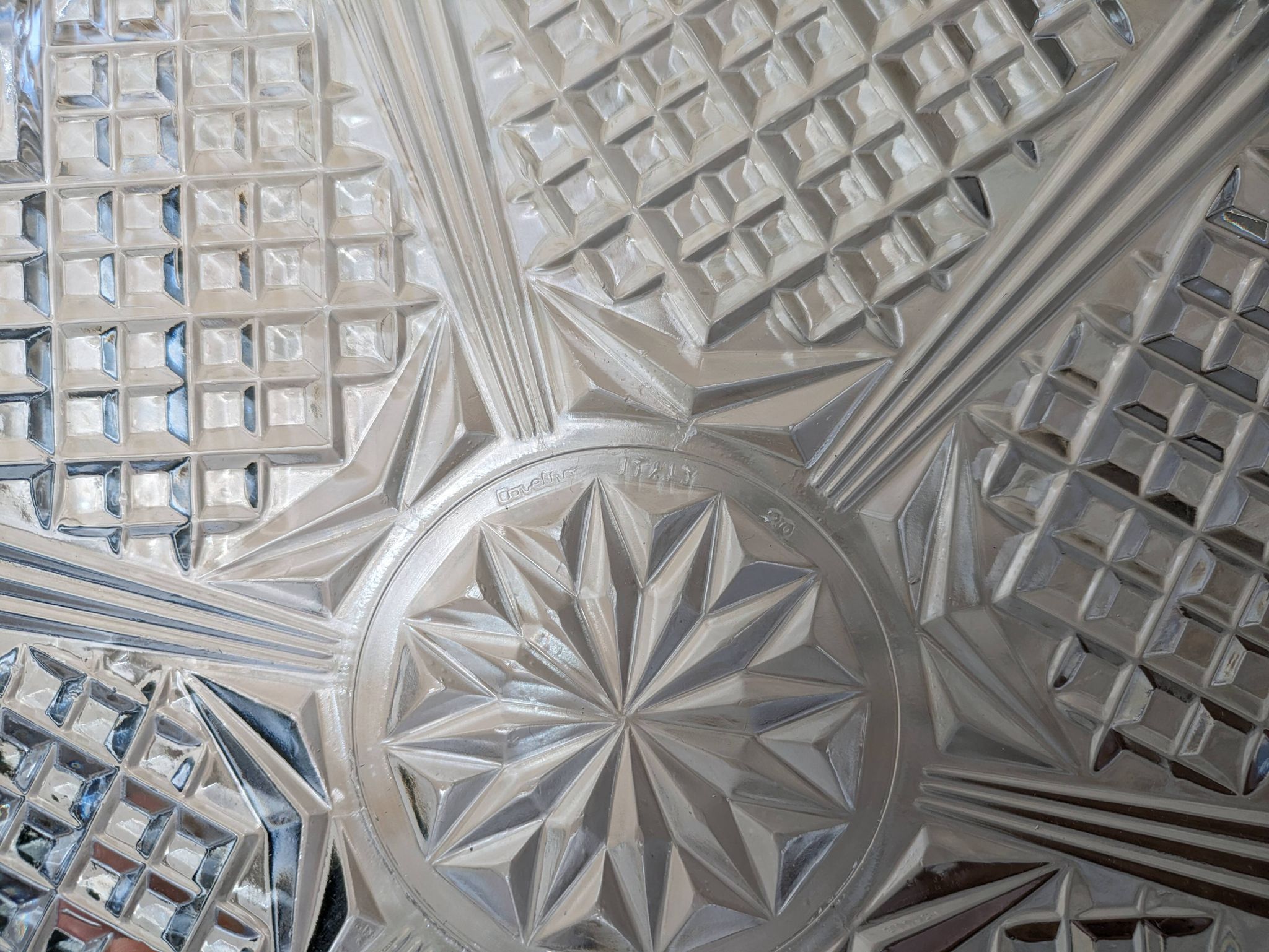 Relief molded glass plate serving dish with rim
