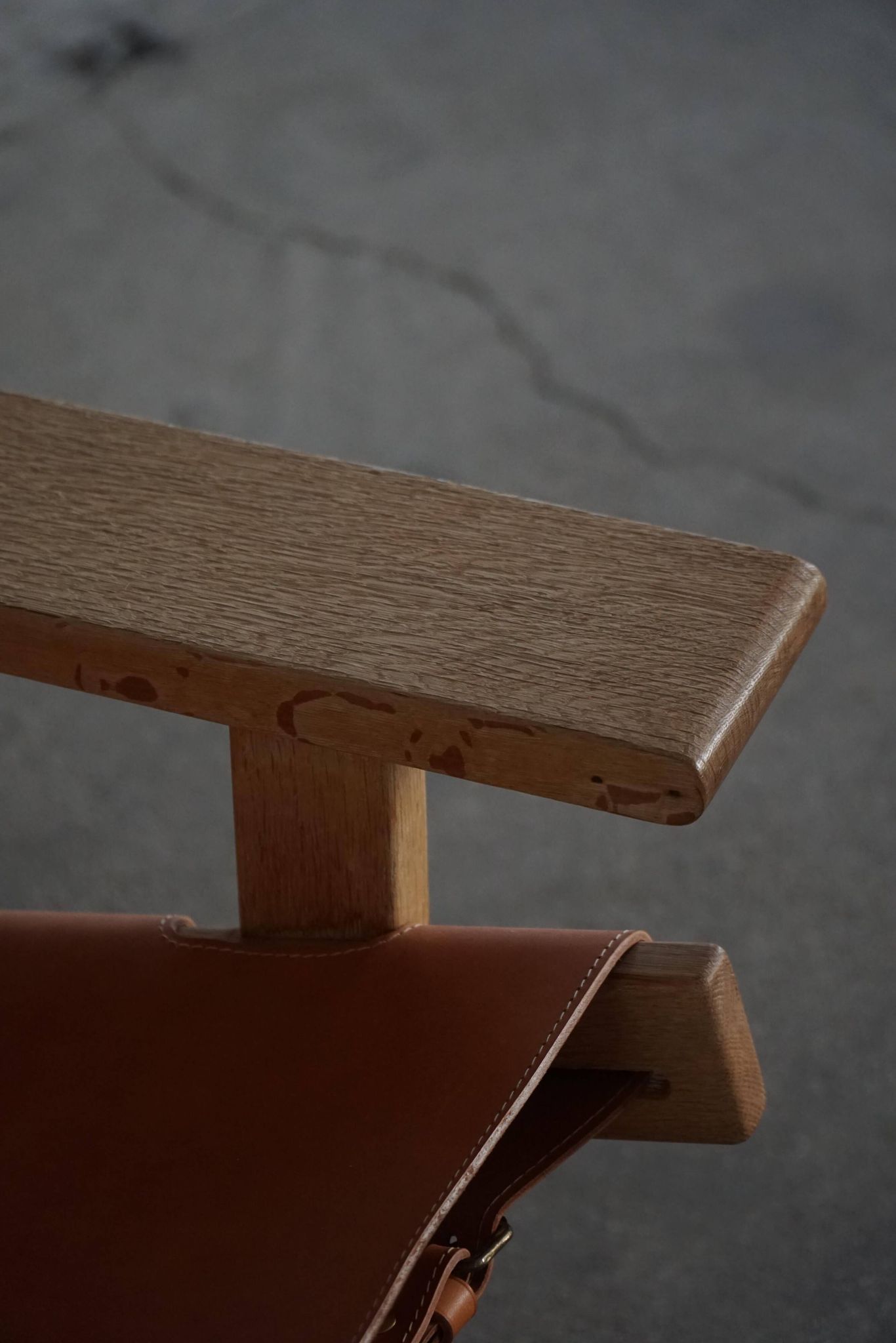 Pair of oak and leather hunting chairs by Kurt Østervig, modern Danish style from the 1960s.