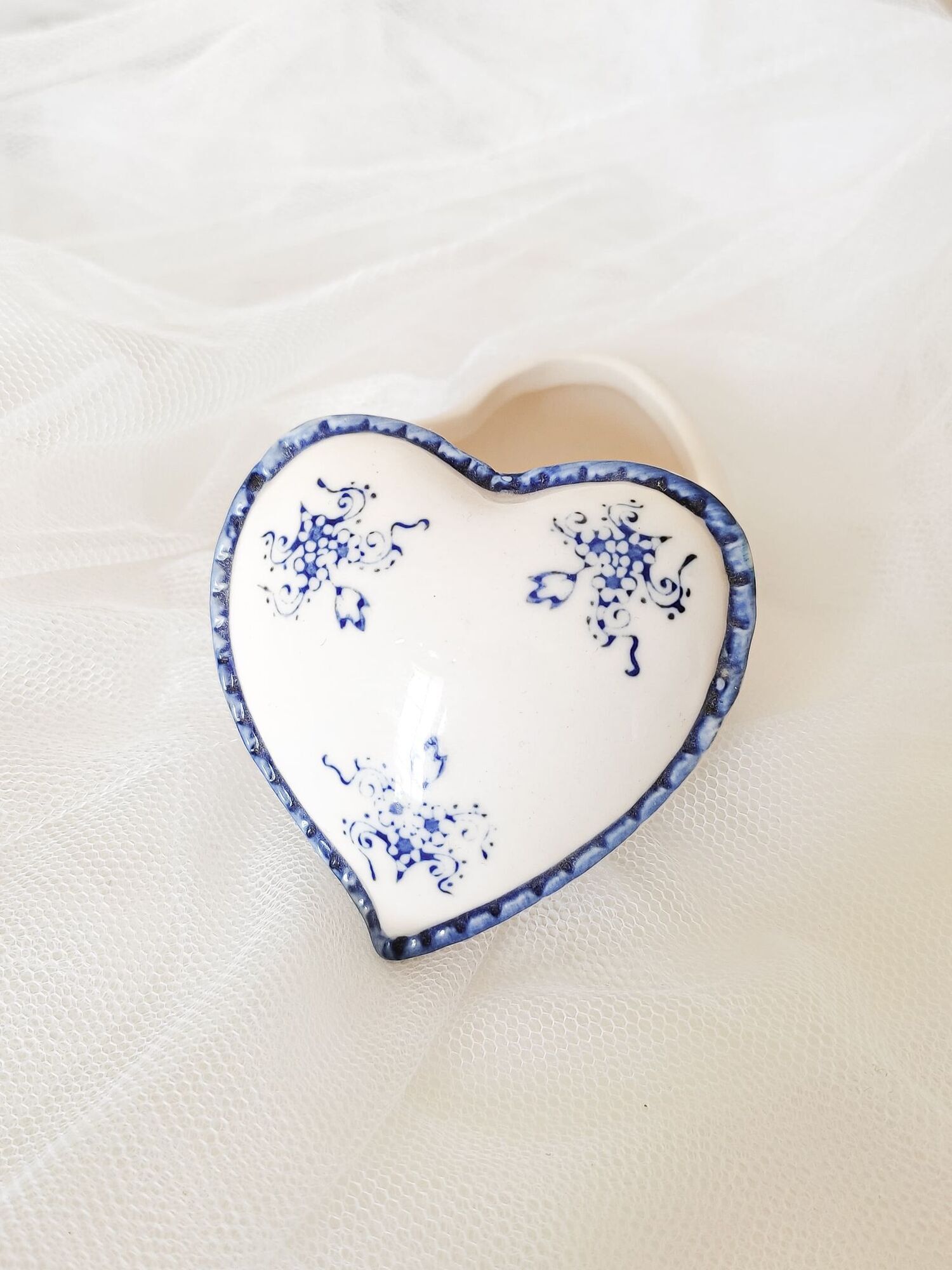 Small box of earthenware in the shape of a Heart, signed LBP limoges