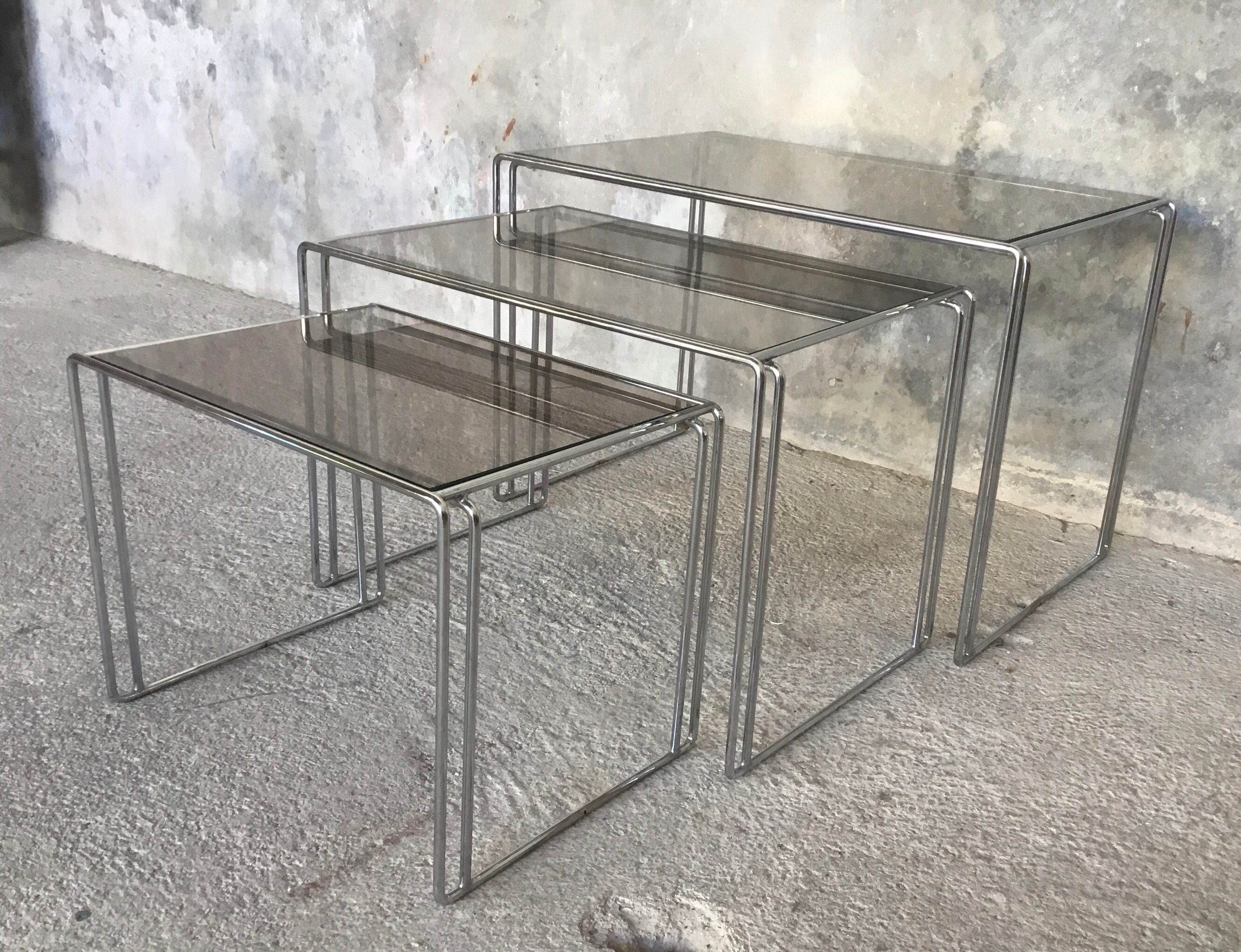 Suite of 3 space-age nesting tables stainless steel and glass - design 1970