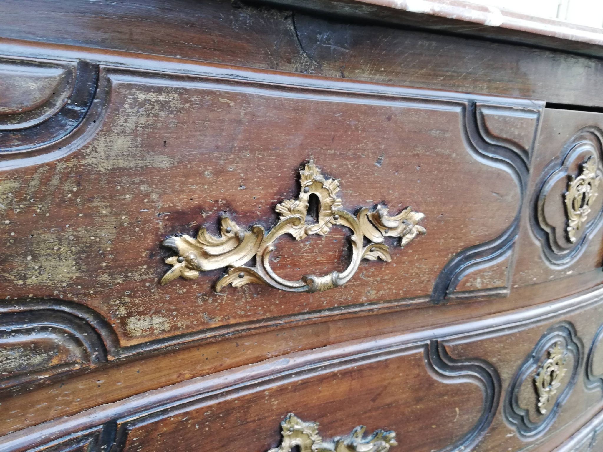 Commode galbée style Louis XVI