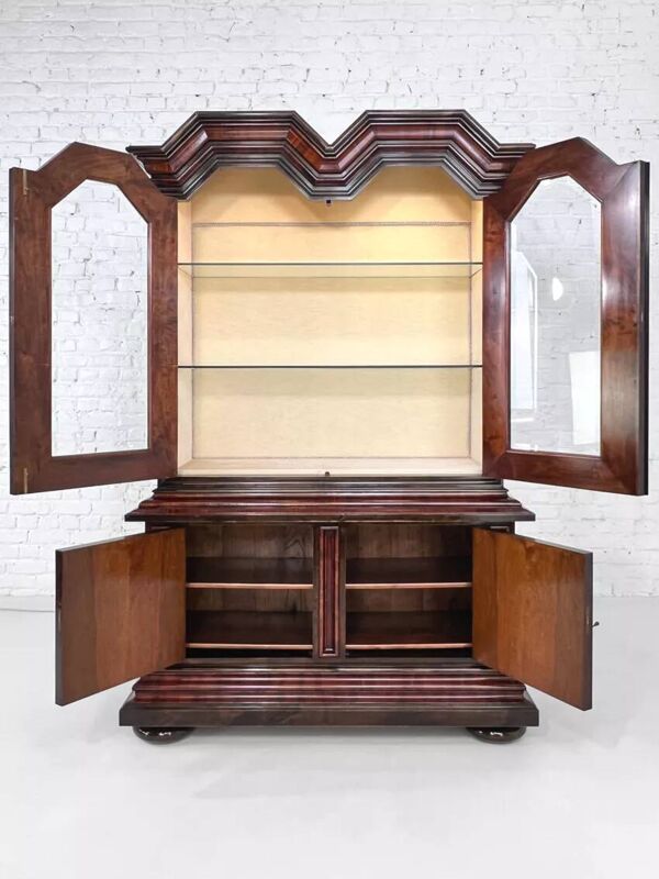 Meuble vitrine rétroéclairé de style baroque en bois, verre et velours