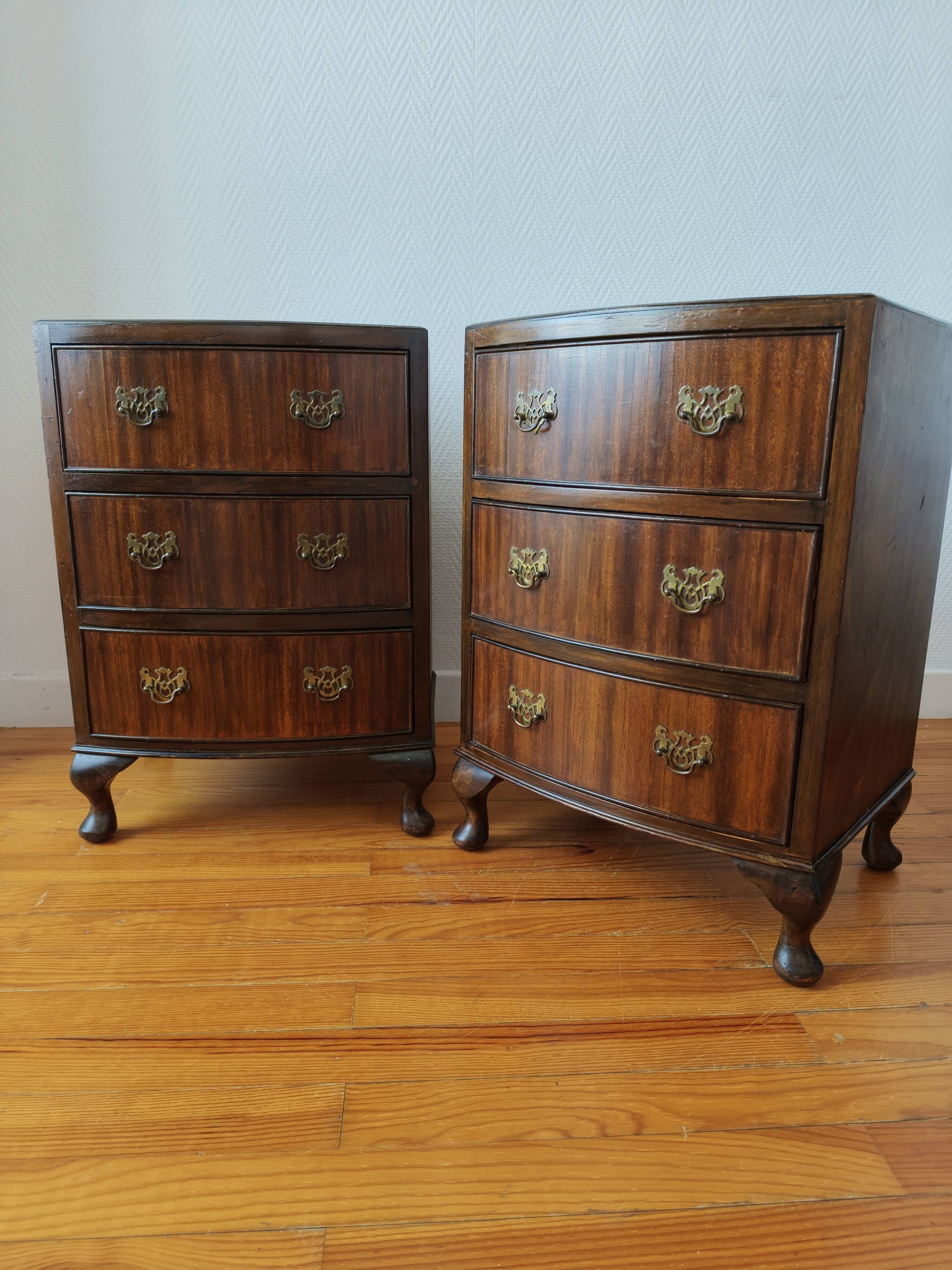 Paire de petites commodes anglaises style Queen Anne – années 1950