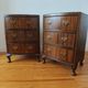 Paire de petites commodes anglaises style Queen Anne – années 1950
