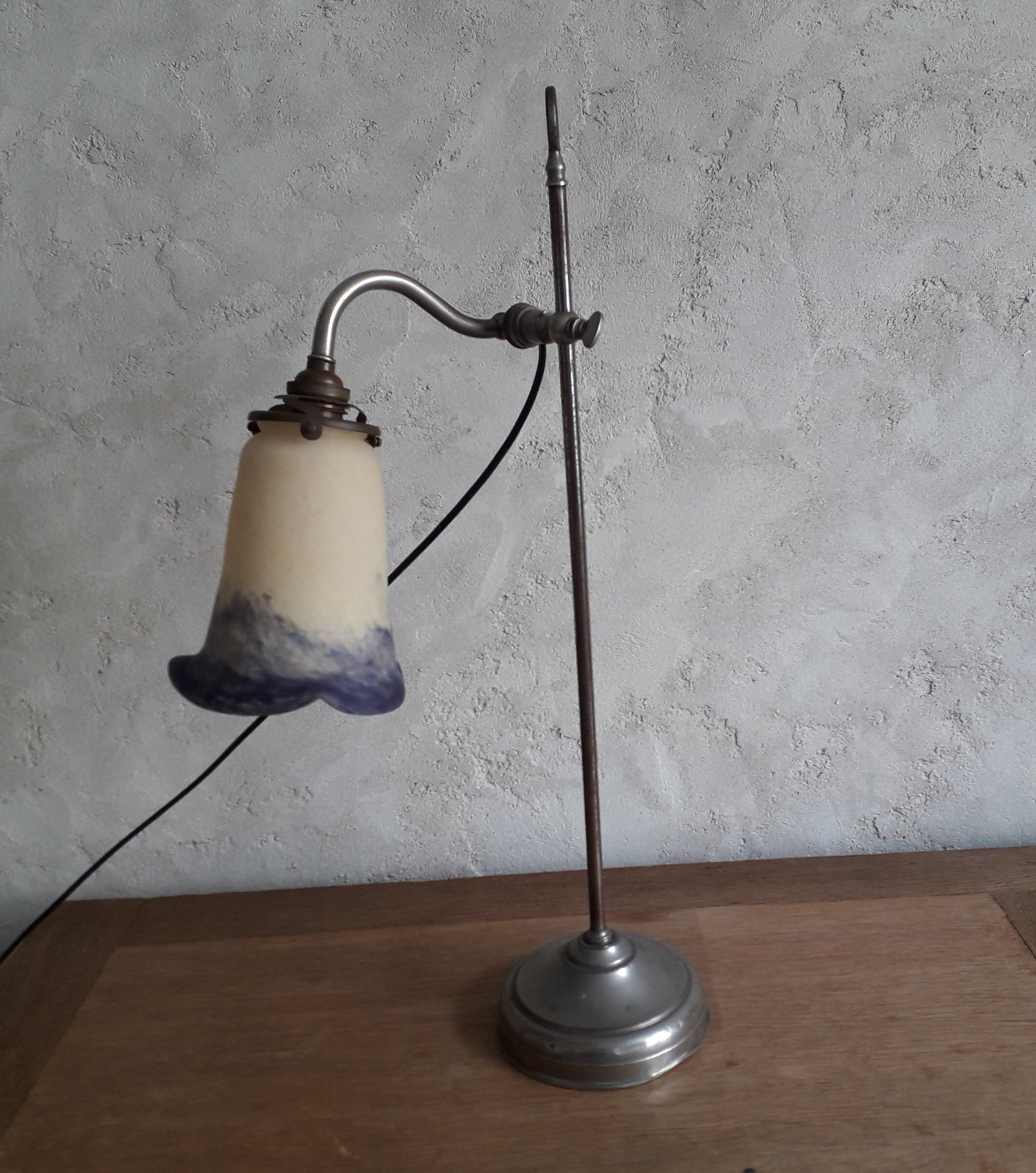 Art deco desk lamp Caye, tulip in glass paste