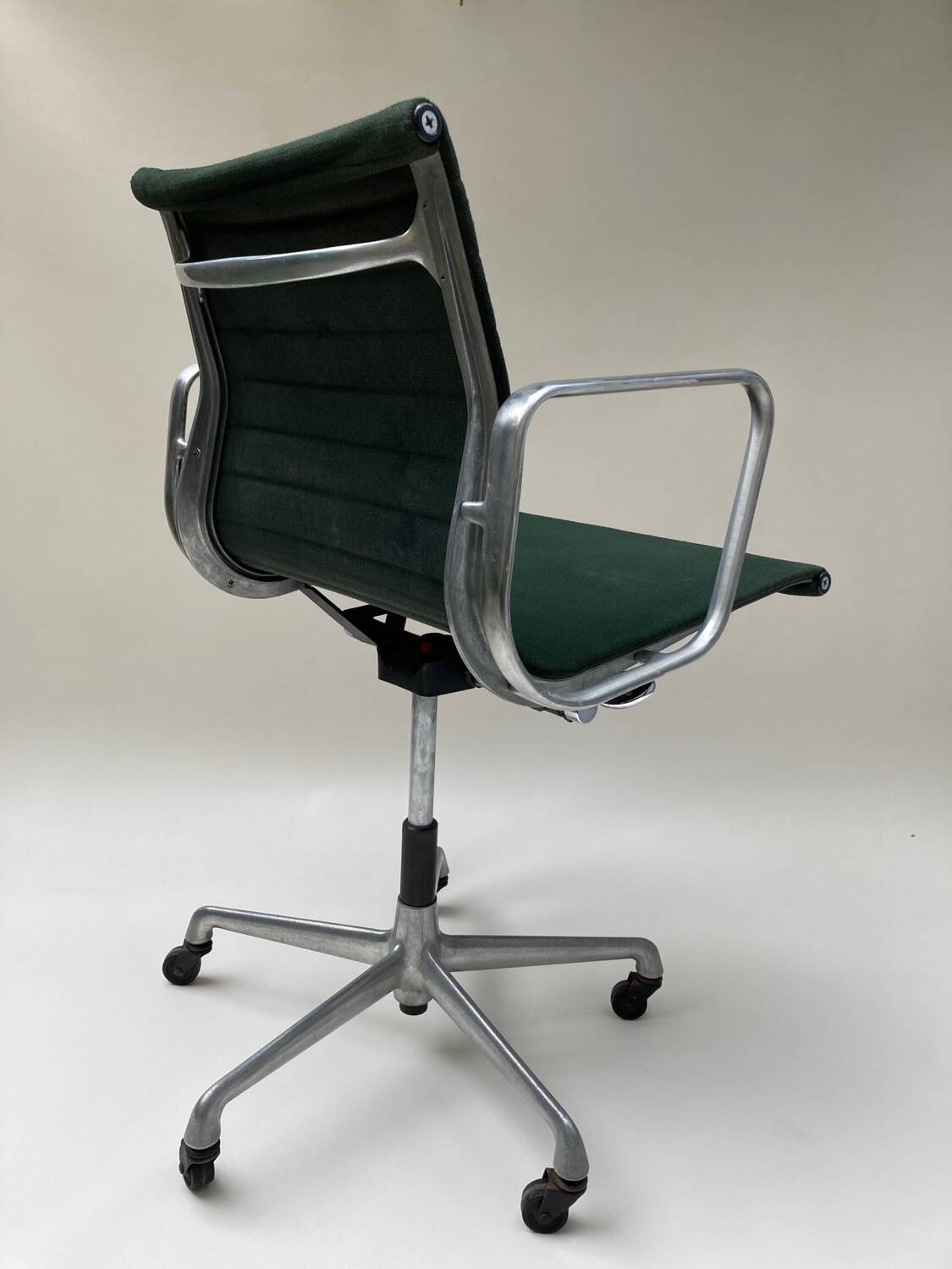 Eames EA 117 office chair