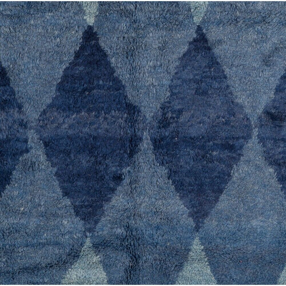 Tapis en laine contemporain avec des diamants bleus entrelacés.