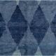 Tapis en laine contemporain avec des diamants bleus entrelacés.